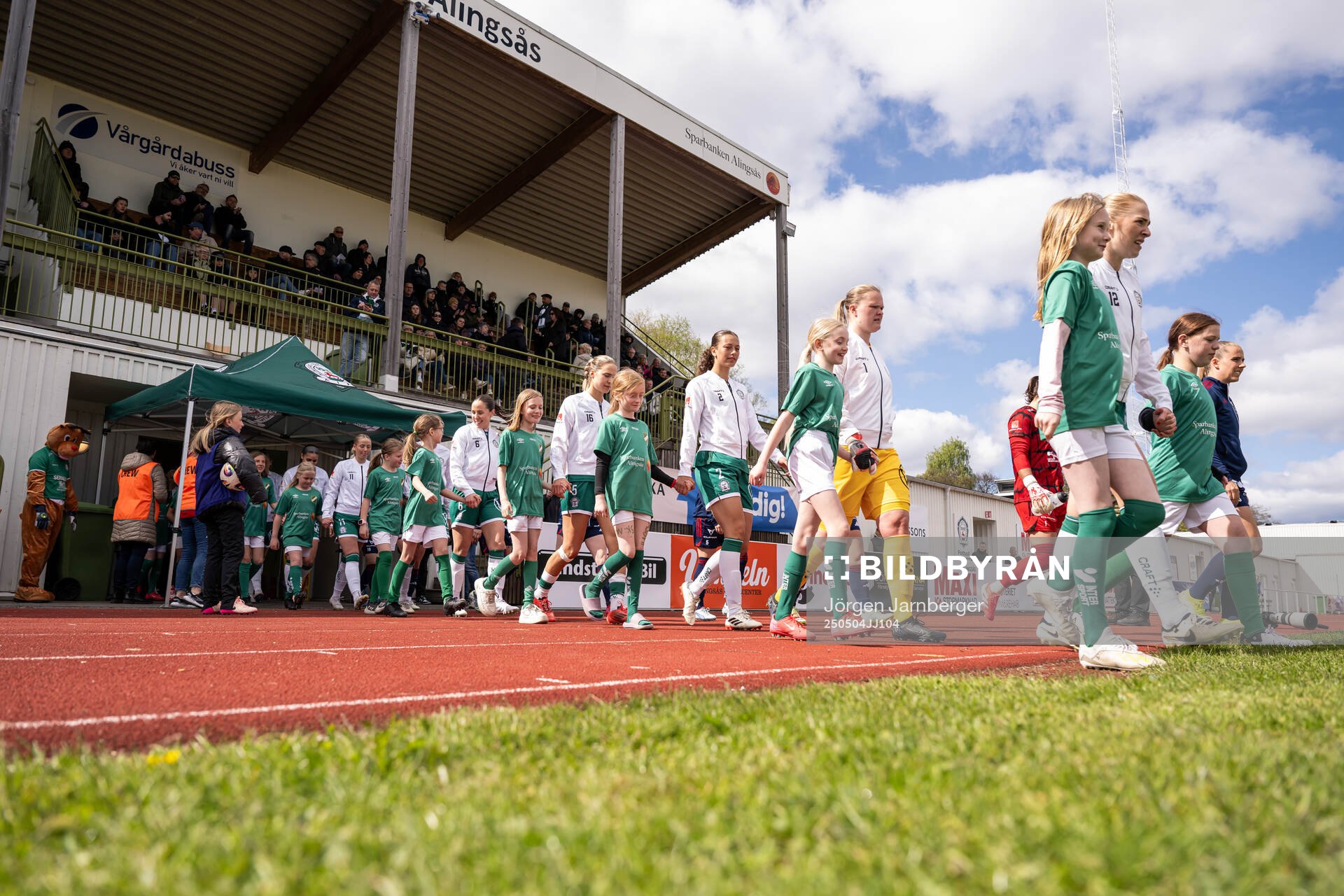Lagen kommer in till line-up inför fotbollsmatchen i Damallsvenskan mellan Alingsås och Rosengård den 4 maj 2025 i Alingsås. 