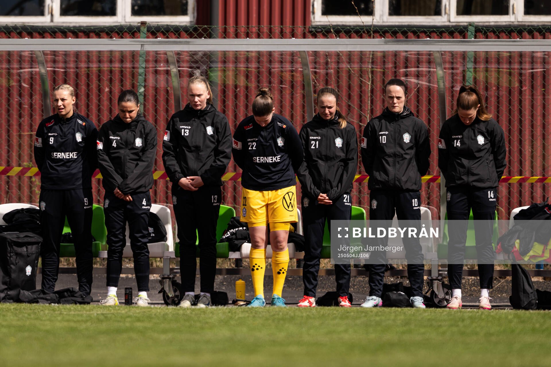 Alingsås spelare under en tyst minut för tidigare tränaren inför fotbollsmatchen i Damallsvenskan mellan Alingsås och Rosengård den 4 maj 2025 i Alingsås.