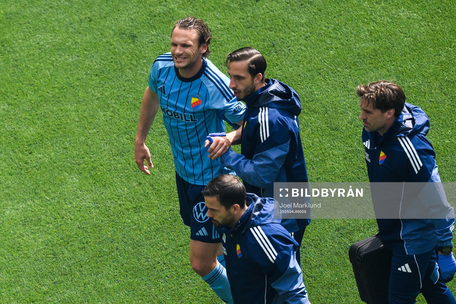 Djurgårdens Albin Ekdal lämnar planen med skada under fotbollsmatchen i Allsvenskan mellan Djurgården och AIK den 4 maj 2025 i Stockholm. 