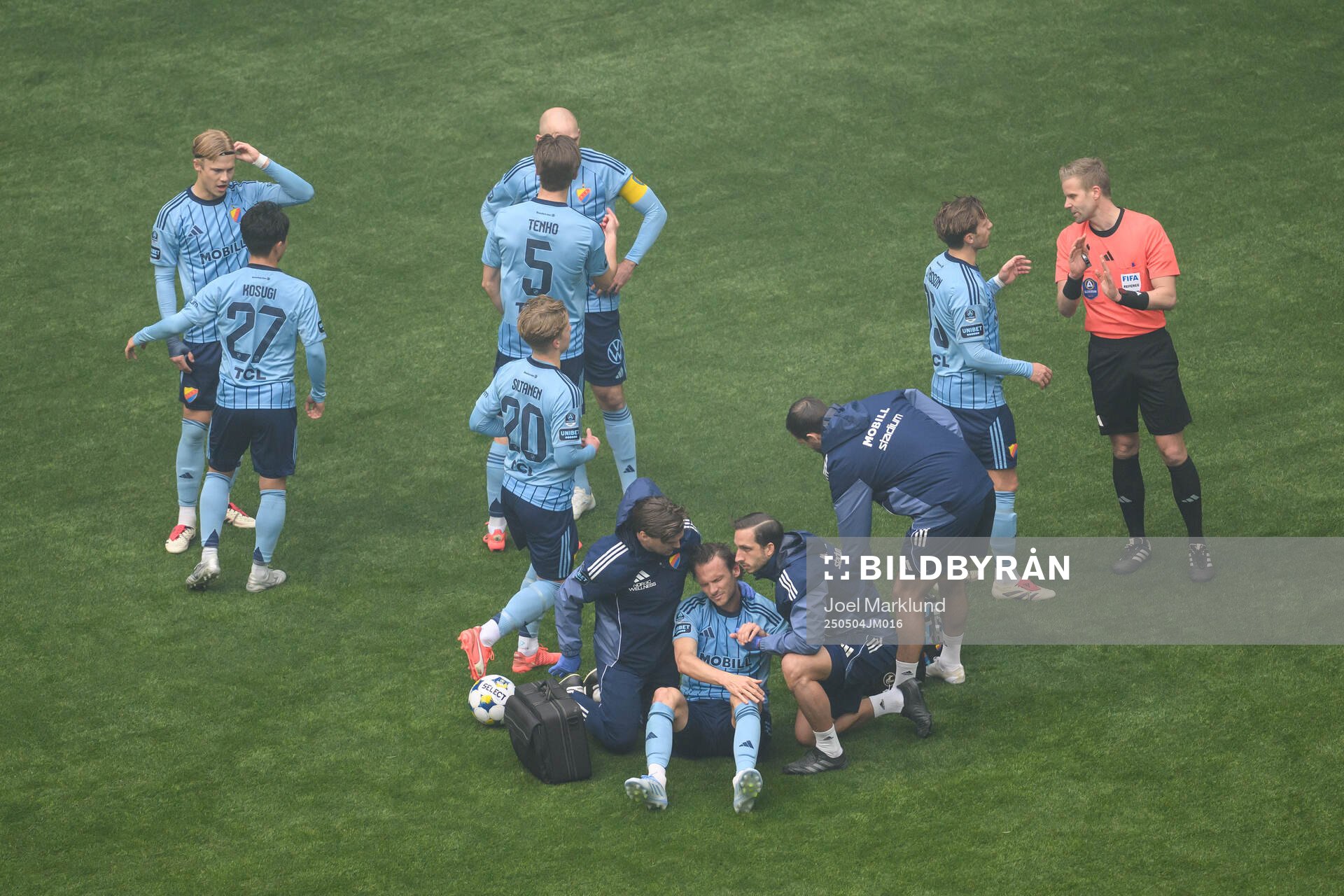 Djurgårdens Albin Ekdal får vård under fotbollsmatchen i Allsvenskan mellan Djurgården och AIK den 4 maj 2025 i Stockholm. 