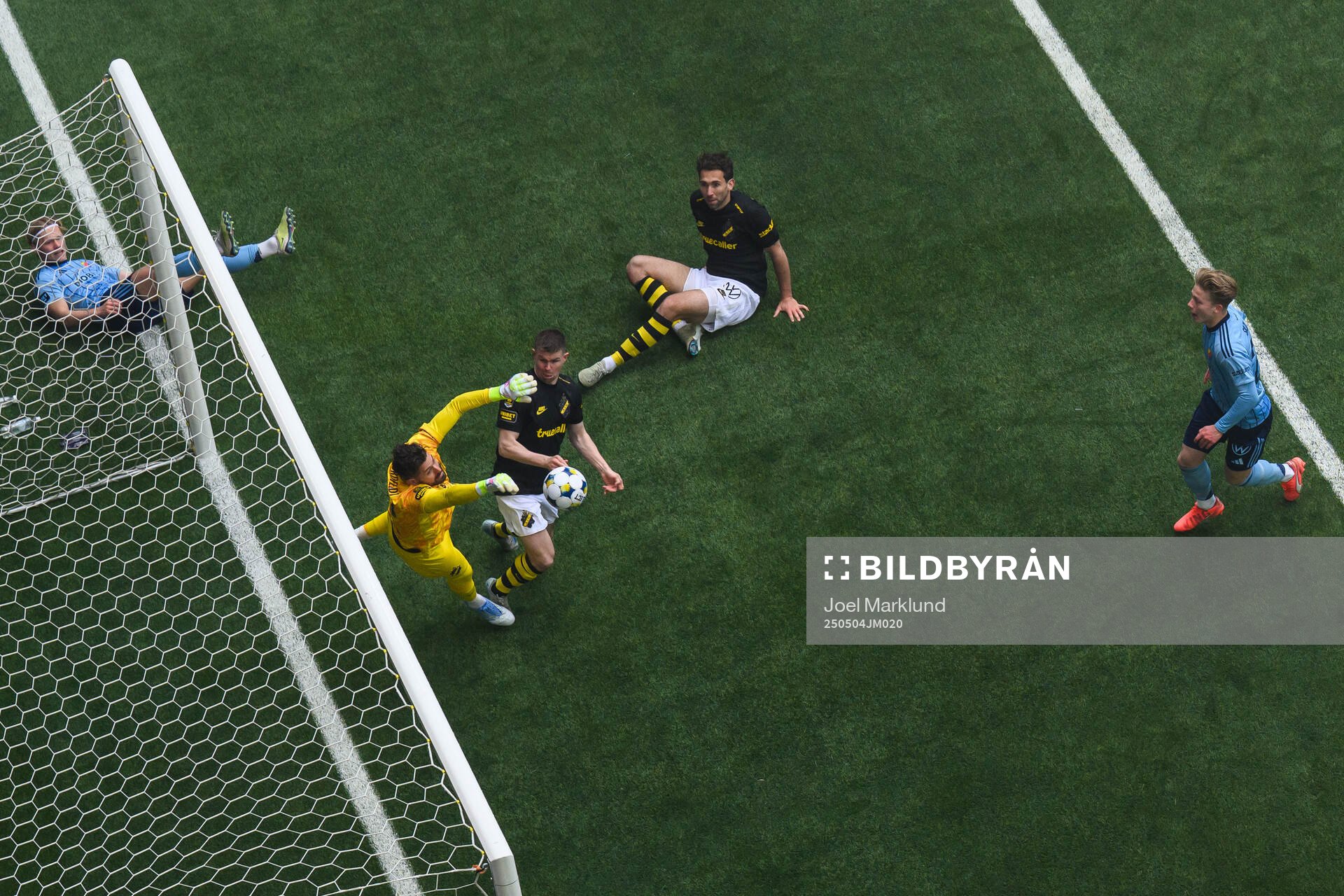 AIKs målvakt Kristoffer Nordfeldt under fotbollsmatchen i Allsvenskan mellan Djurgården och AIK den 4 maj 2025 i Stockholm. 