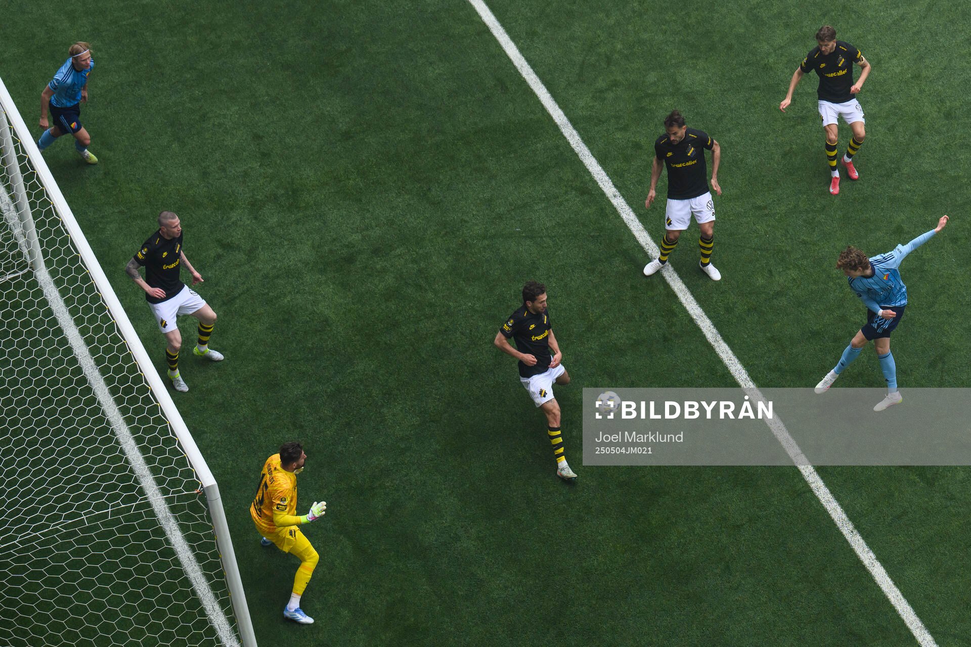 Djurgårdens August Priske Flyger och AIKs Benjamin Tiedemann Hansen under fotbollsmatchen i Allsvenskan mellan Djurgården och AIK den 4 maj 2025 i Stockholm.