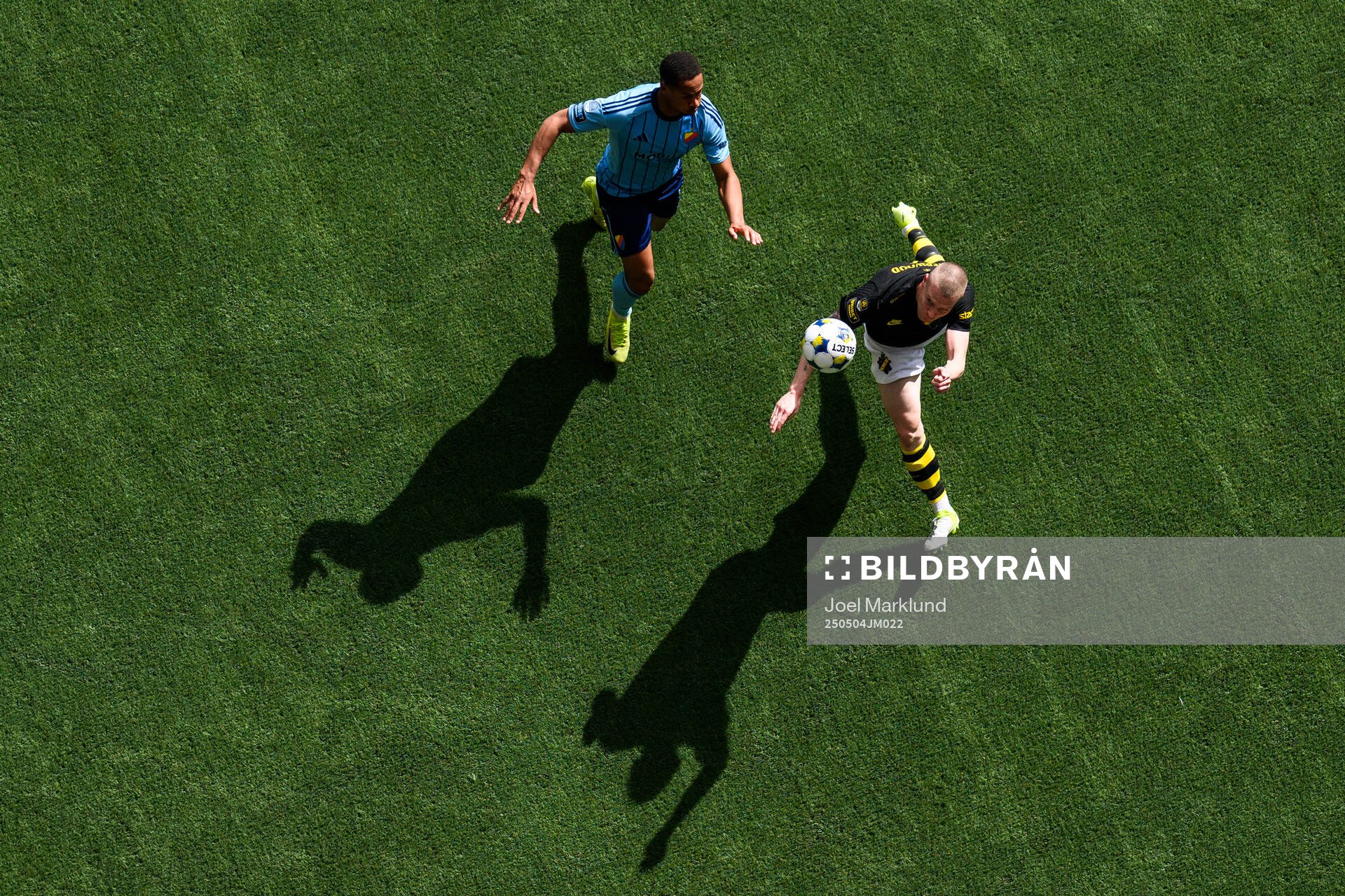 Djurgårdens Zakaria Sawo och AIKs Thomas Poppler Isherwood under fotbollsmatchen i Allsvenskan mellan Djurgården och AIK den 4 maj 2025 i Stockholm.