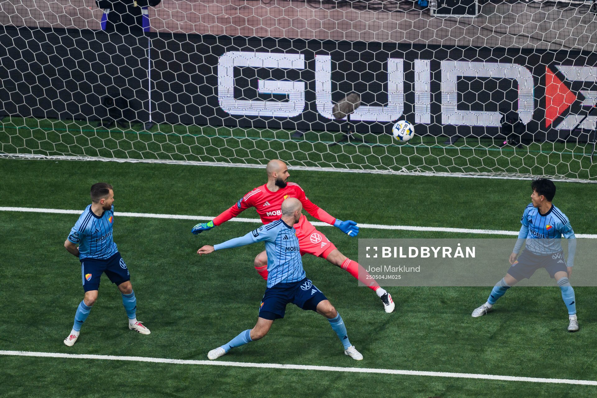 Djurgårdens målvakt Filip Manojlovic släpper in 1-1 av AIKs Anton Salétros under fotbollsmatchen i Allsvenskan mellan Djurgården och AIK den 4 maj 2025 i Stockholm.