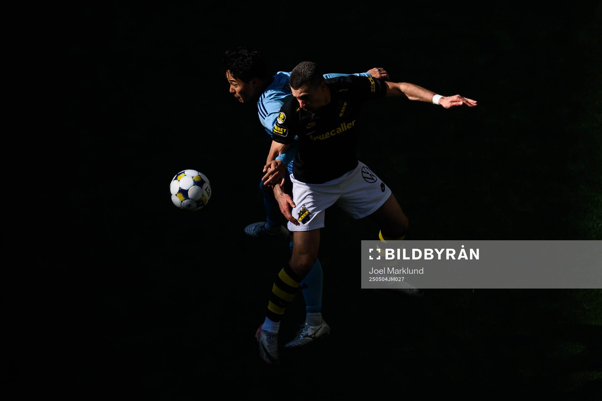 Djurgårdens Keita Kosugi och AIKs Dino Besirovic under fotbollsmatchen i Allsvenskan mellan Djurgården och AIK den 4 maj 2025 i Stockholm. 