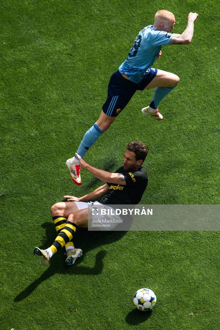 AIKs Benjamin Tiedemann Hansen och Djurgårdens Adam Ståhl under fotbollsmatchen i Allsvenskan mellan Djurgården och AIK den 4 maj 2025 i Stockholm.