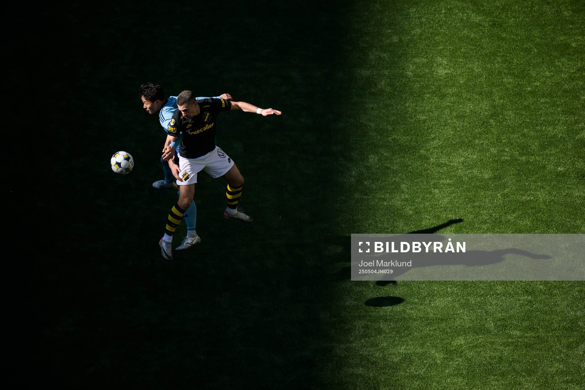 Djurgårdens Keita Kosugi och AIK:s Dino Besirovic i en luftduell under fotbollsmatchen i Allsvenskan mellan Djurgården och AIK den 4 maj 2025 i Stockholm. 