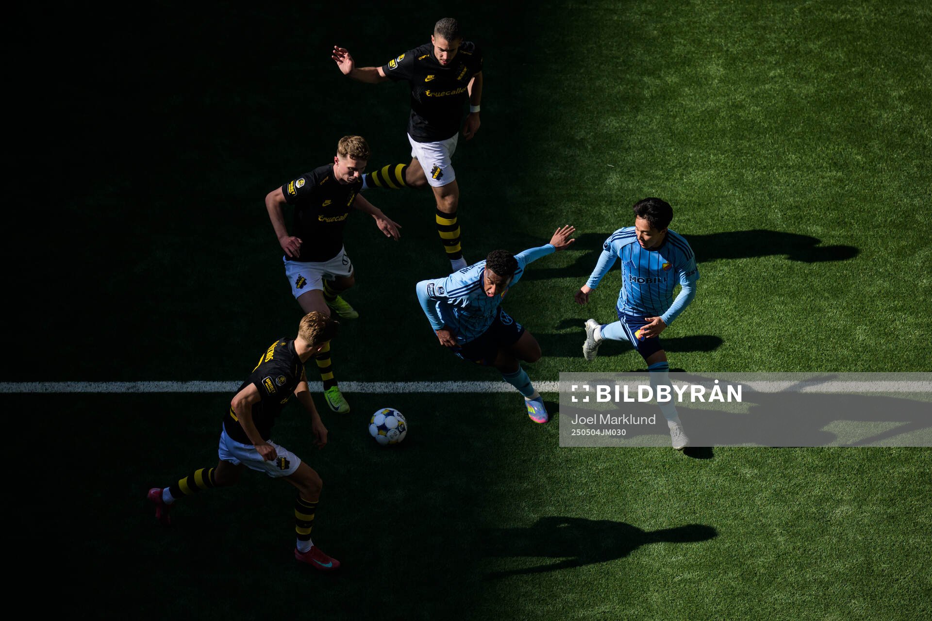 AIK:s Anton Salétros, Johan Hove och Dino Besirovic i duell med Djurgårdens Isak Alemayehu Mulugeta och Keita Kosugi under fotbollsmatchen i Allsvenskan mellan Djurgården och AIK den 4 maj 2025 i Stockholm.