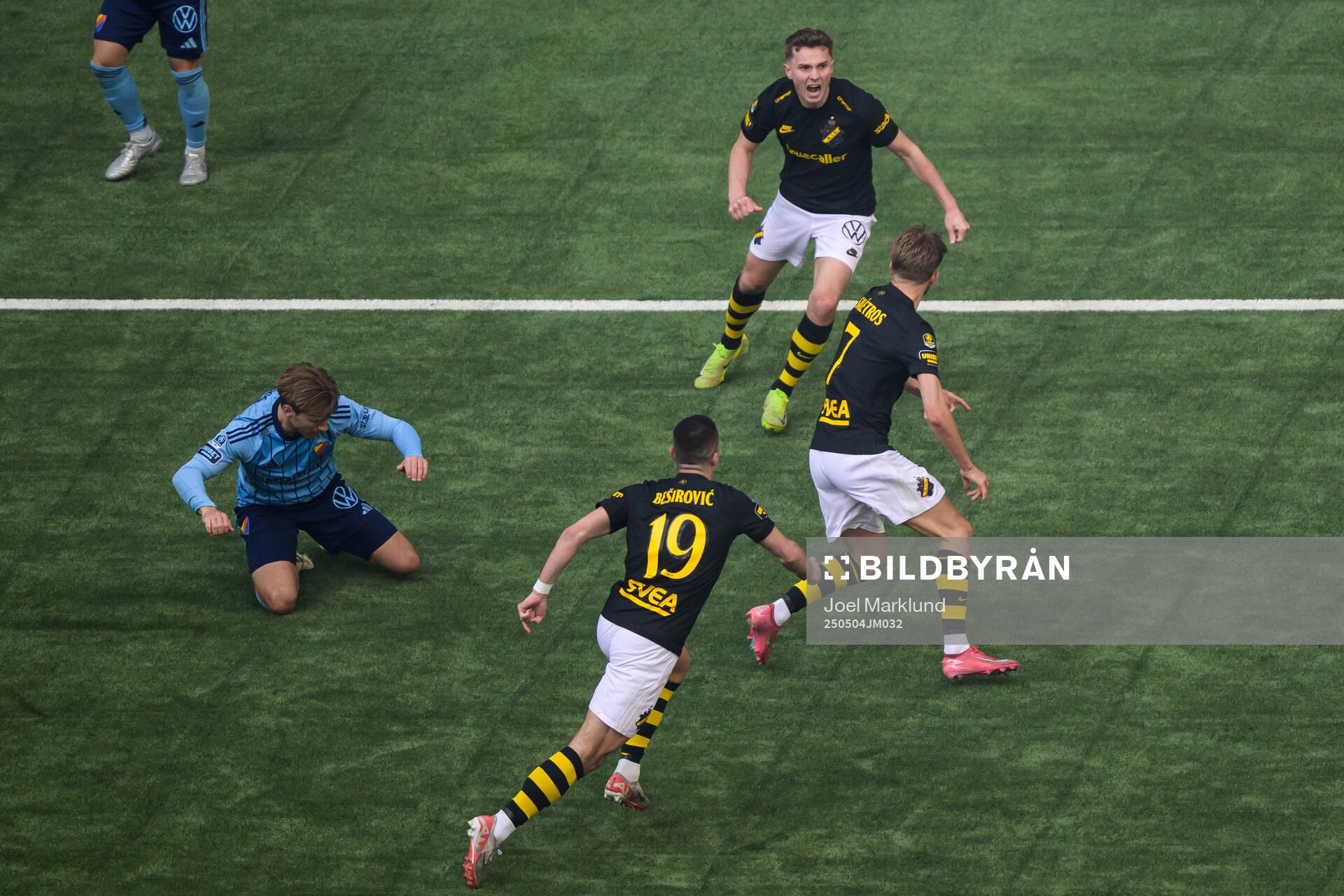 s Dino Besirovic, Anton Salétros och Johan Hove jublar