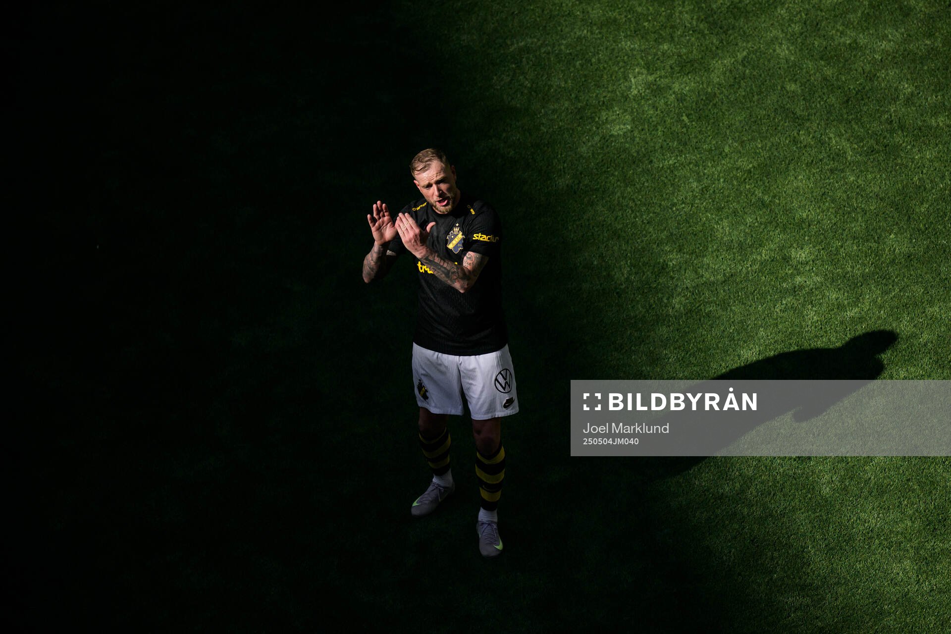 AIK:s John Guidetti gestikulerar under fotbollsmatchen i Allsvenskan mellan Djurgården och AIK den 4 maj 2025 i Stockholm. 