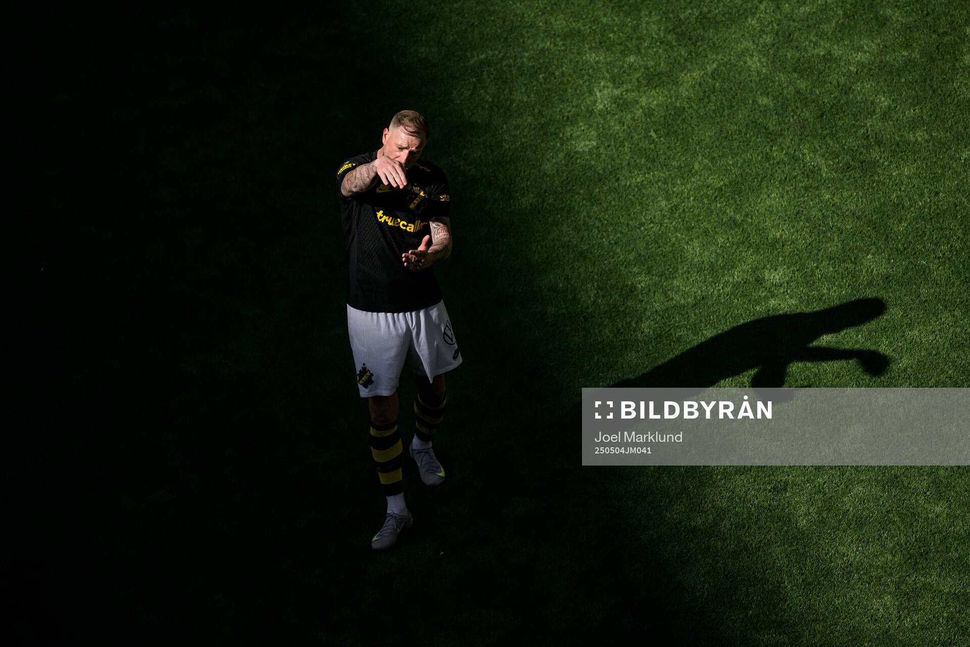 AIK:s John Guidetti gestikulerar under fotbollsmatchen i Allsvenskan mellan Djurgården och AIK den 4 maj 2025 i Stockholm. 