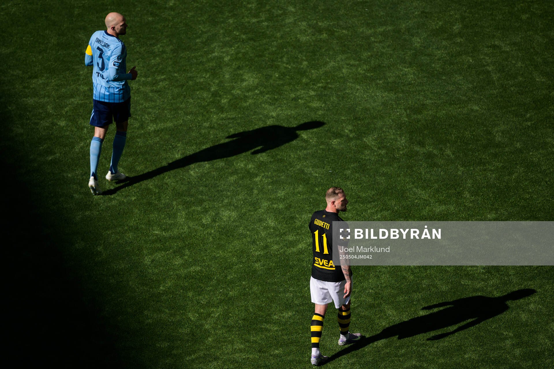 Djurgårdens Marcus Danielson och AIK:s John Guidetti under fotbollsmatchen i Allsvenskan mellan Djurgården och AIK den 4 maj 2025 i Stockholm.