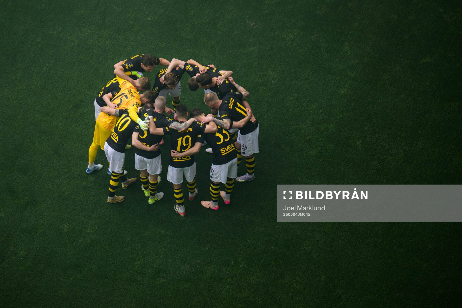 AIK:s spelare samlade i en ring inför fotbollsmatchen i Allsvenskan mellan Djurgården och AIK den 4 maj 2025 i Stockholm. 