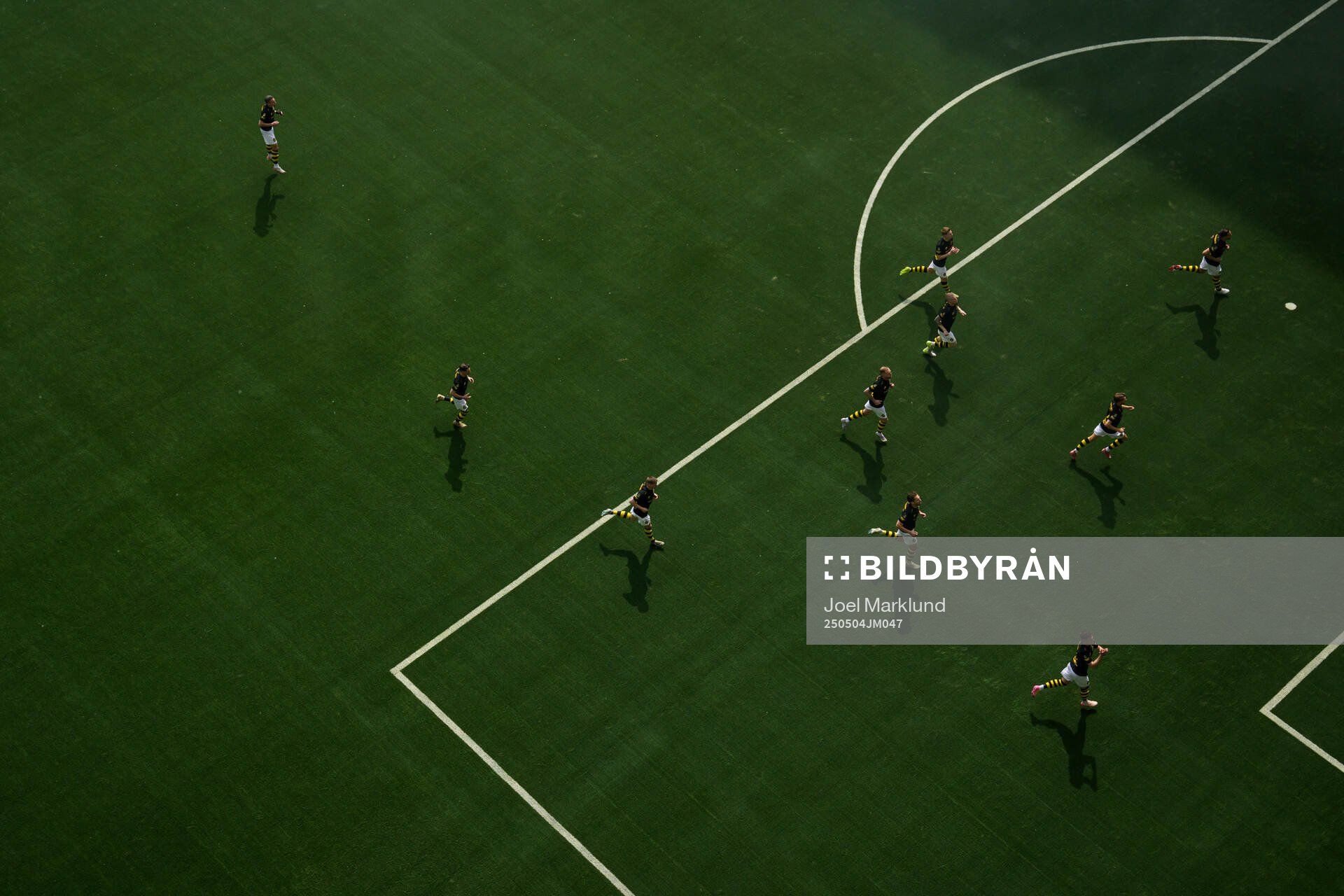 AIK:s spelare under fotbollsmatchen i Allsvenskan mellan Djurgården och AIK den 4 maj 2025 i Stockholm. 