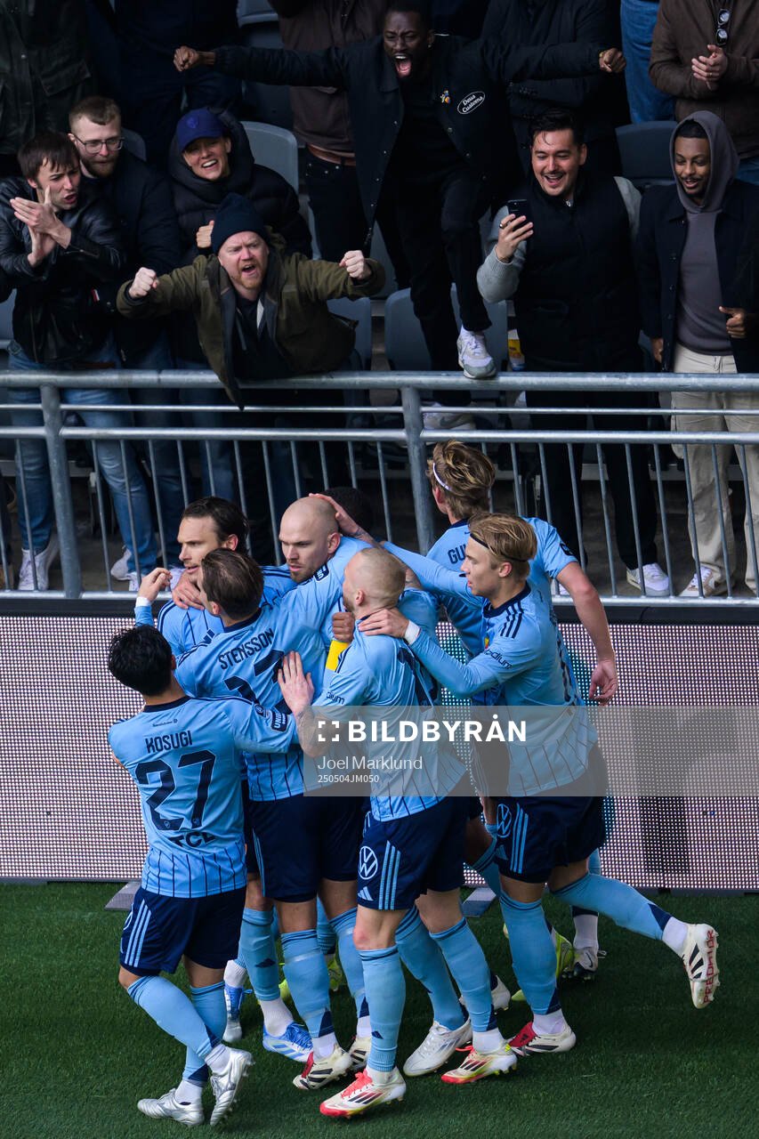 Djurgårdens Marcus Danielson gratuleras av sina medspelare