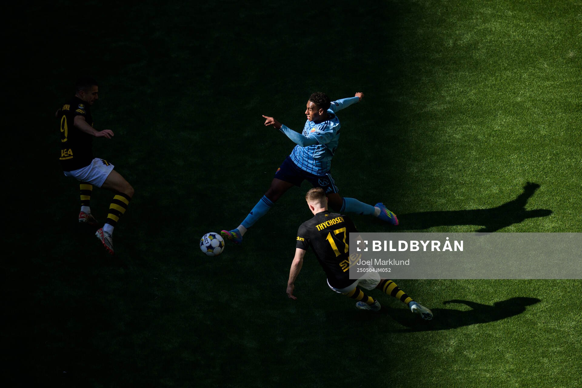 AIK:s Dino Besirovic och Mads Døhr Thychosen utmanas av Djurgårdens Isak Alemayehu Mulugeta under fotbollsmatchen i Allsvenskan mellan Djurgården och AIK den 4 maj 2025 i Stockholm.