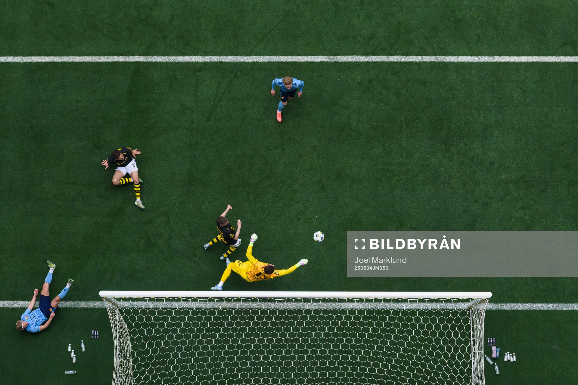Djurgårdens Tobias Gulliksen och Matias Siltanen utmanar AIK:s Benjamin Tiedemann Hansen, Mads Døhr Thychosen och målvakt Kristoffer Nordfeldt under fotbollsmatchen i Allsvenskan mellan Djurgården och AIK den 4 maj 2025 i Stockholm.