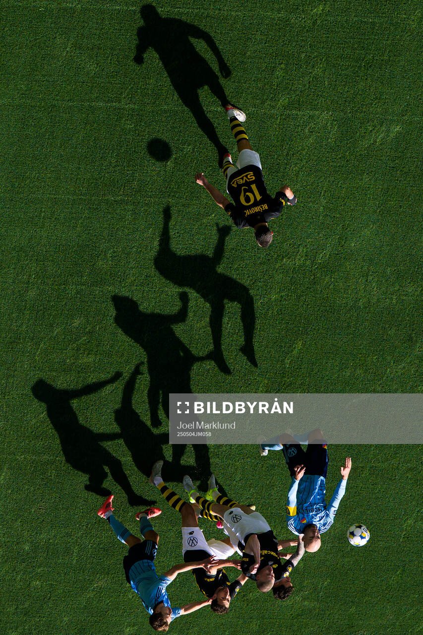 Skuggor av spelare när Djurgårdens Marcus Danielson nickar bollen under fotbollsmatchen i Allsvenskan mellan Djurgården och AIK den 4 maj 2025 i Stockholm.
