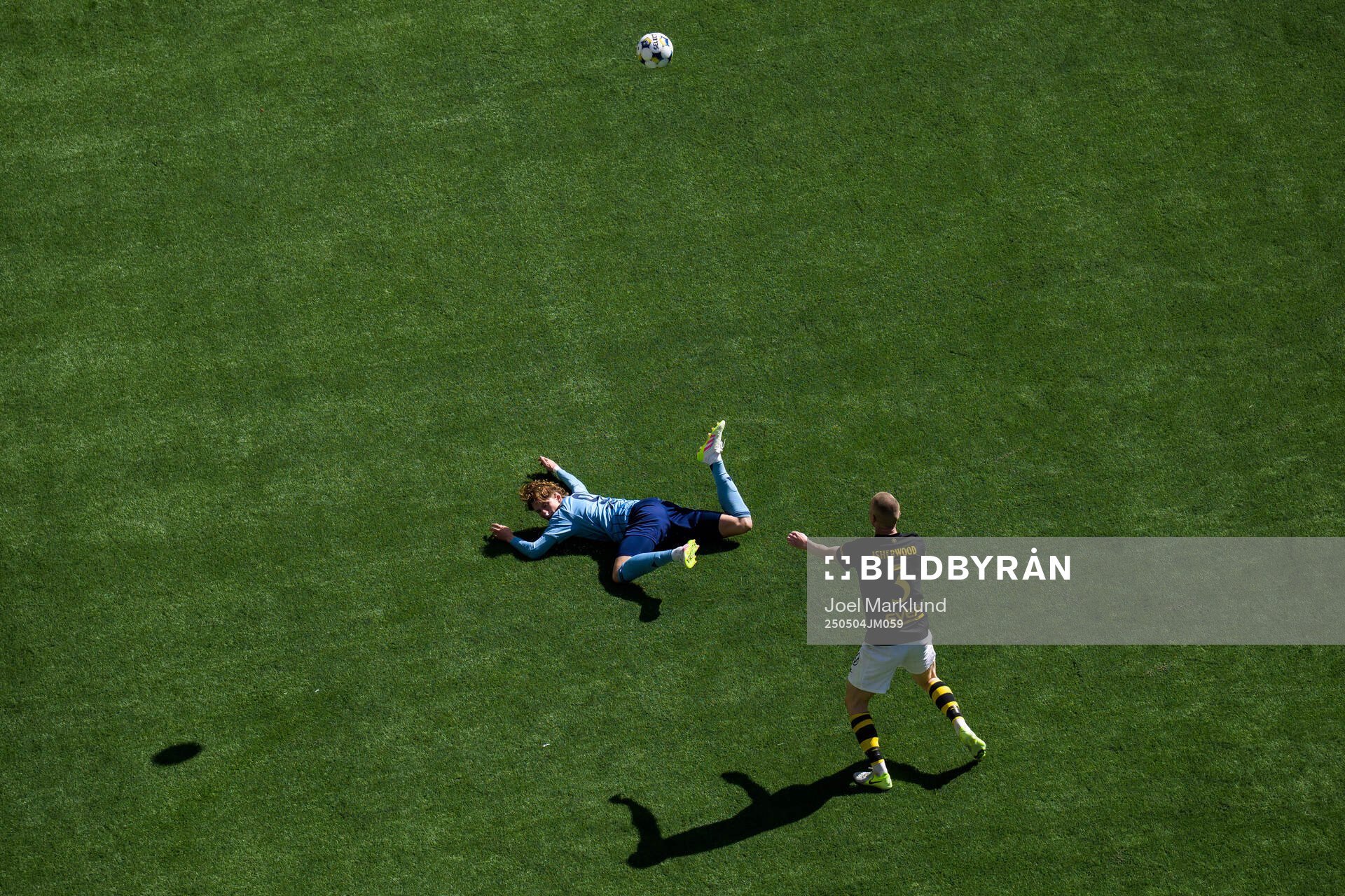 Djurgårdens August Priske Flyger och AIK:s Thomas Poppler Isherwood under fotbollsmatchen i Allsvenskan mellan Djurgården och AIK den 4 maj 2025 i Stockholm.