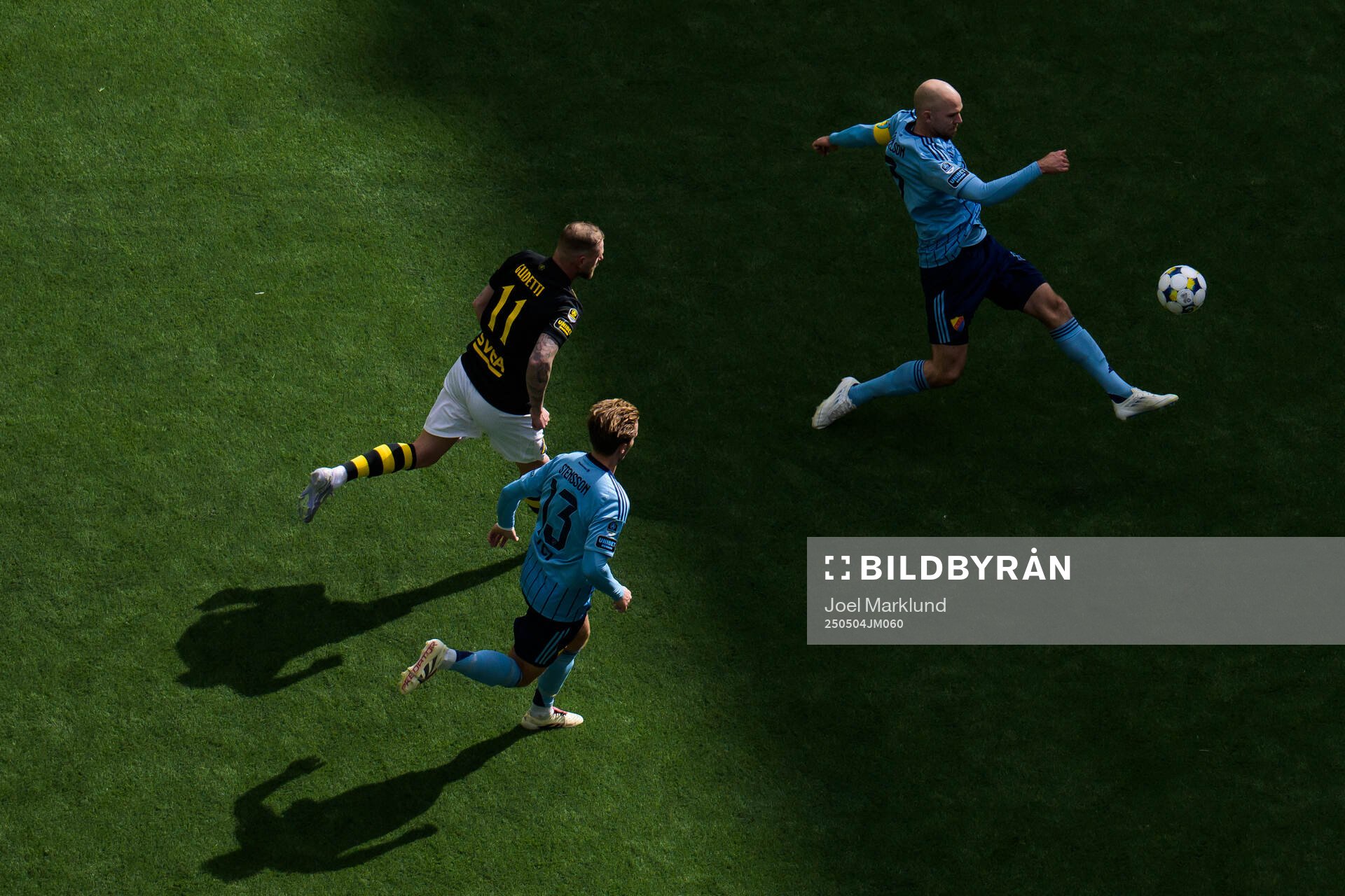 AIK:s John Guidetti utmanar Djurgårdens Daniel Stensson och Marcus Danielson under fotbollsmatchen i Allsvenskan mellan Djurgården och AIK den 4 maj 2025 i Stockholm.