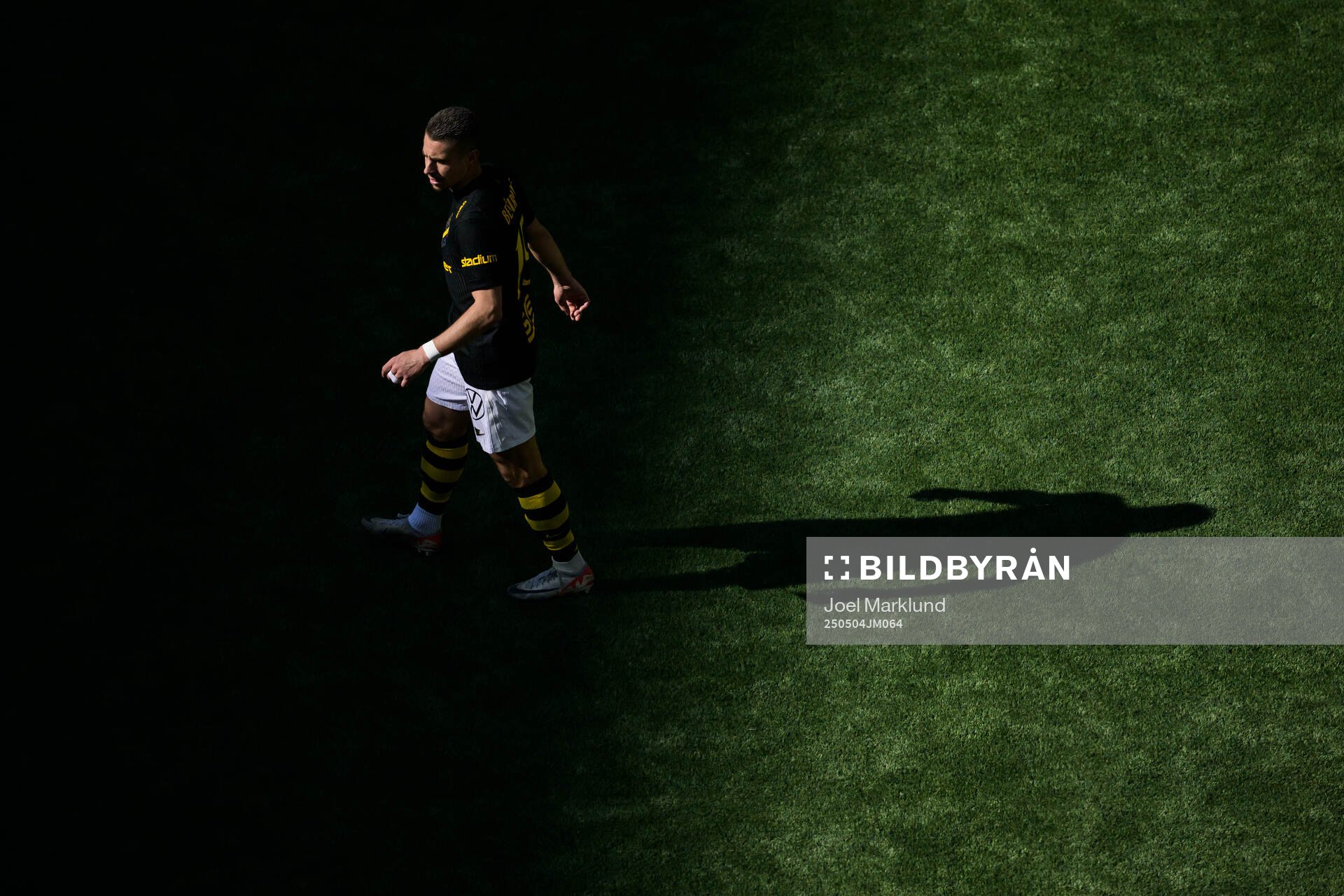 AIK:s Dino Besirovic under fotbollsmatchen i Allsvenskan mellan Djurgården och AIK den 4 maj 2025 i Stockholm. 