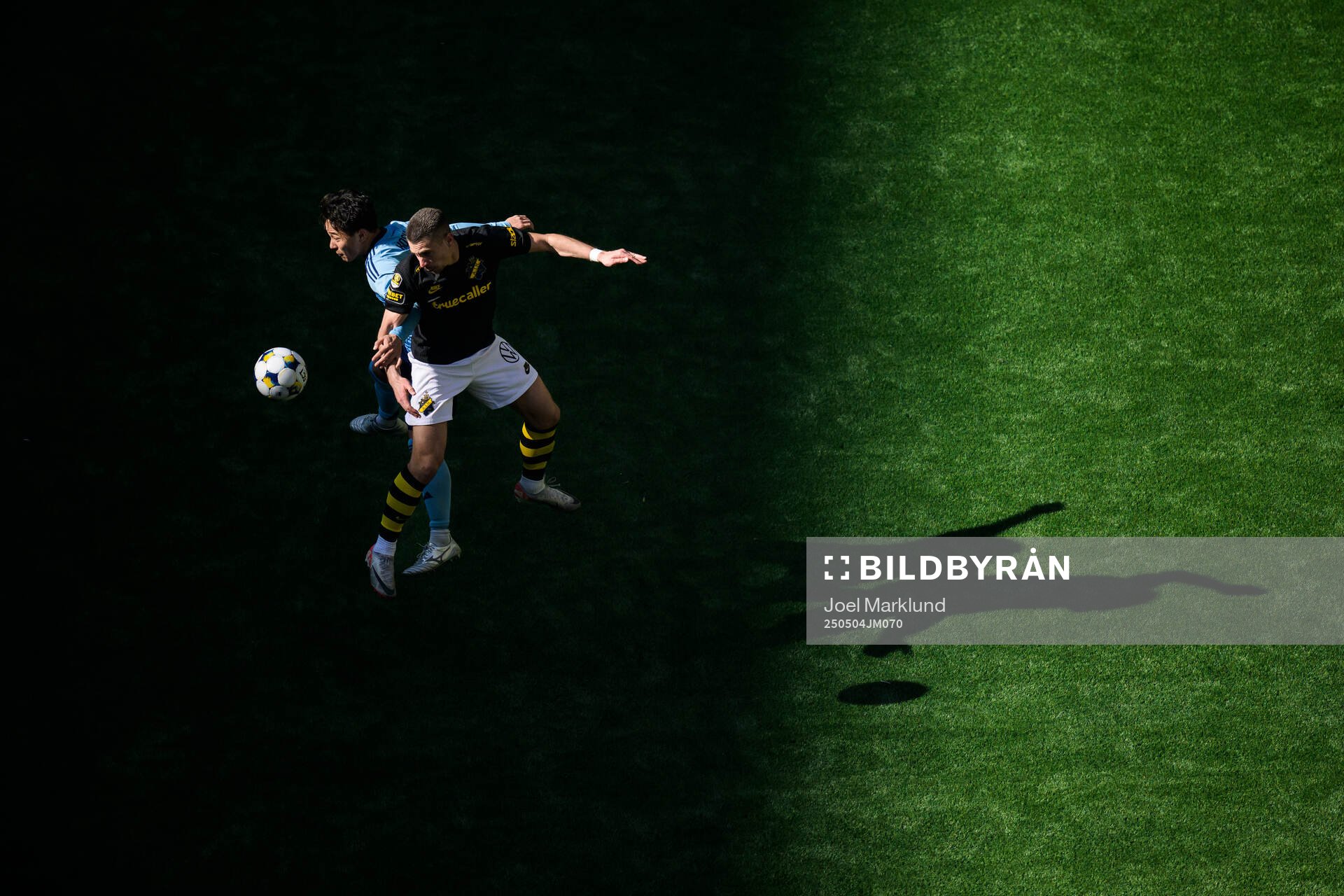 Djurgårdens Keita Kosugi och AIK:s Dino Besirovic i en luftduell under fotbollsmatchen i Allsvenskan mellan Djurgården och AIK den 4 maj 2025 i Stockholm.