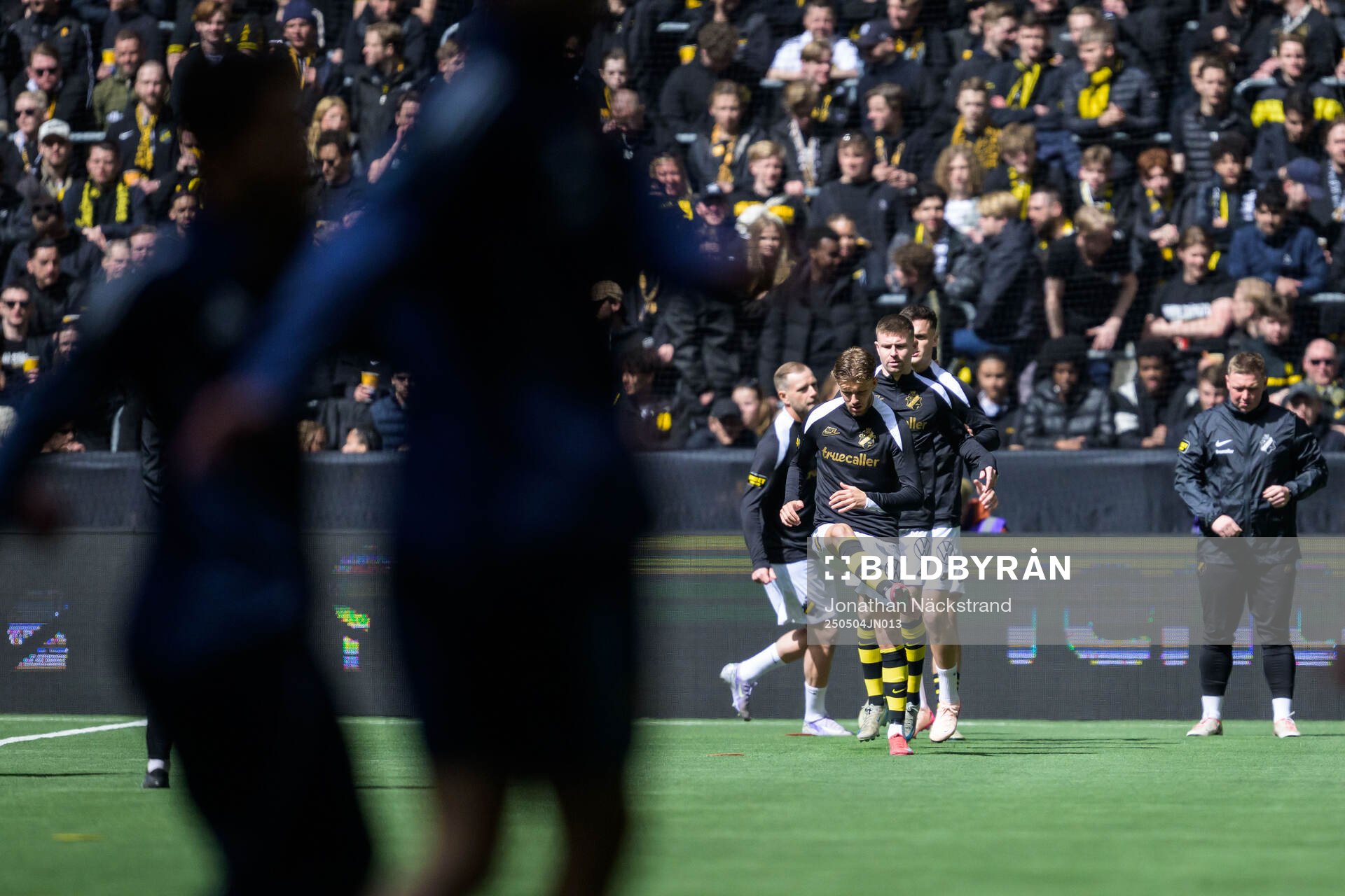 AIKs spelare under uppvärmning inför fotbollsmatchen i Allsvenskan mellan Djurgården och AIK den 4 maj 2025 i Stockholm. 
