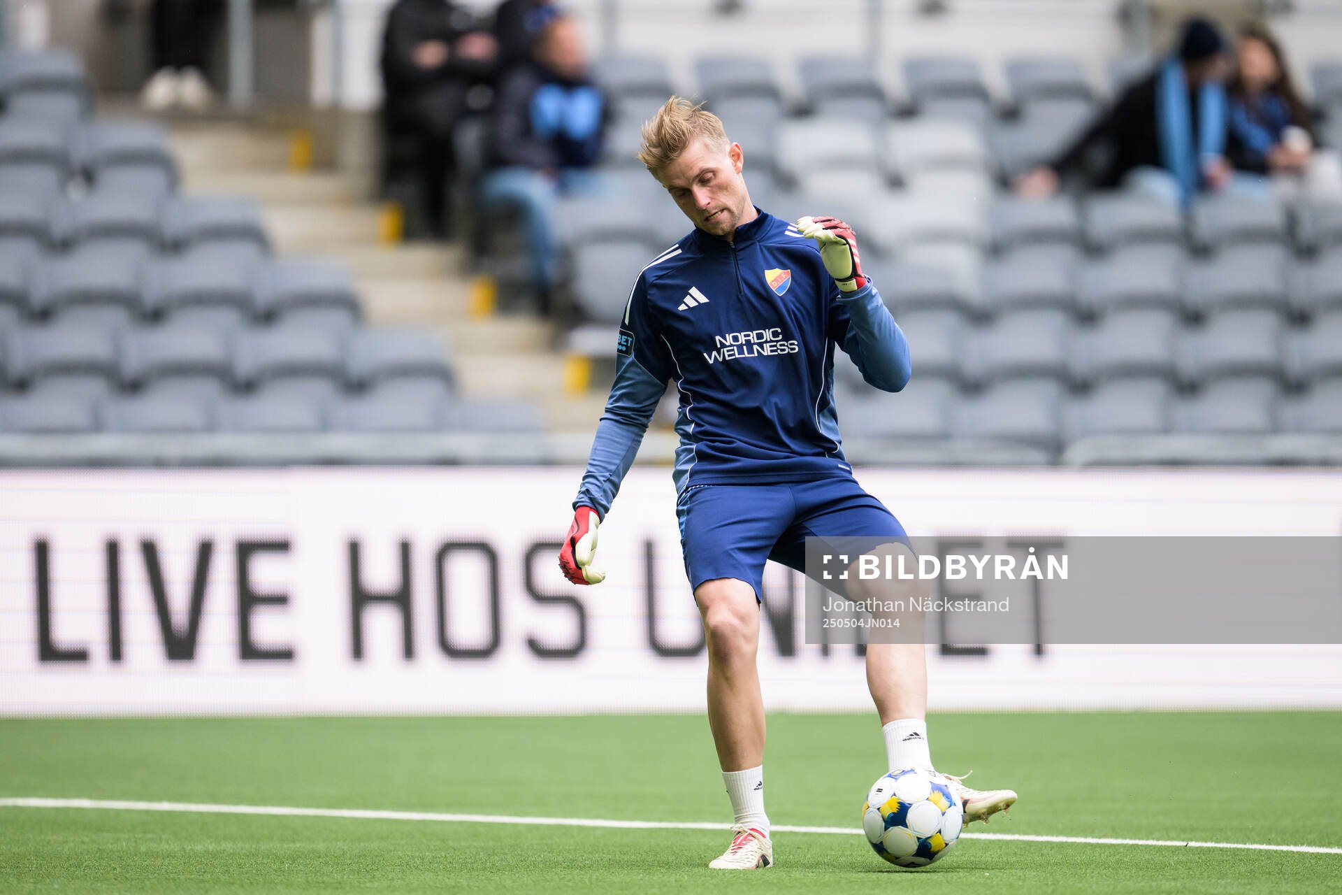 Djurgårdens målvakt Jacob Rinne under uppvärmning inför fotbollsmatchen i Allsvenskan mellan Djurgården och AIK den 4 maj 2025 i Stockholm.