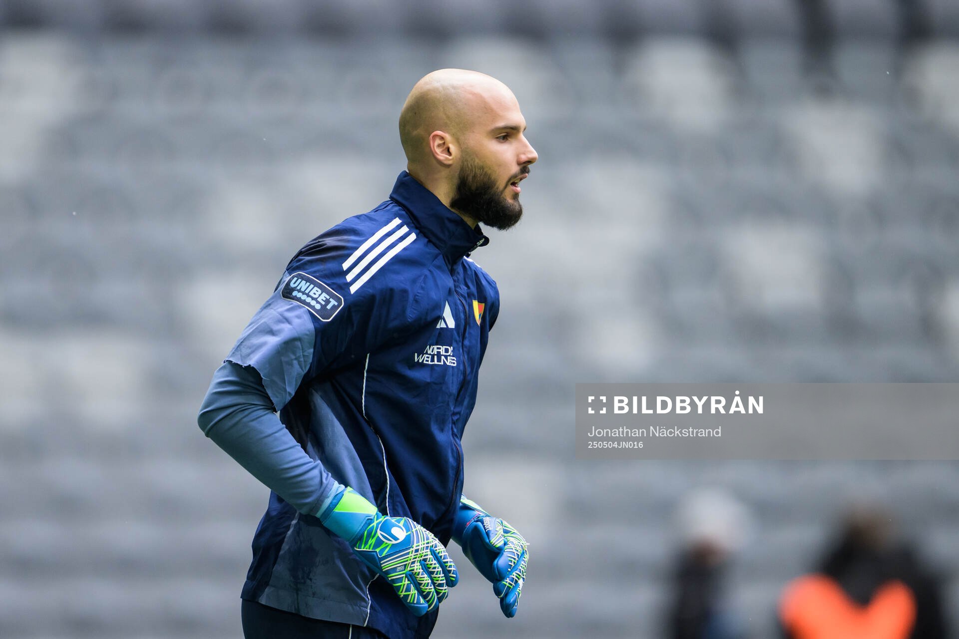 Djurgårdens målvakt Filip Manojlovic under uppvärmning inför fotbollsmatchen i Allsvenskan mellan Djurgården och AIK den 4 maj 2025 i Stockholm.