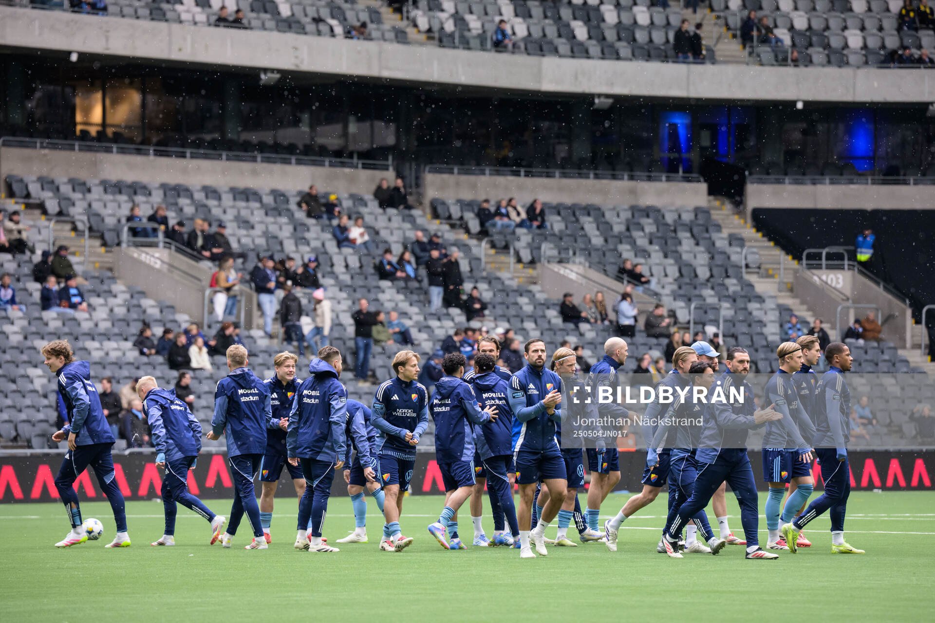Djurgårdens spelare under uppvärmning inför fotbollsmatchen i Allsvenskan mellan Djurgården och AIK den 4 maj 2025 i Stockholm. 