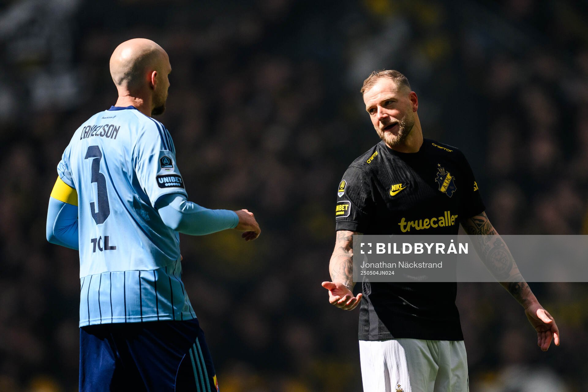 Djurgårdens Marcus Danielson och AIKs John Guidetti under fotbollsmatchen i Allsvenskan mellan Djurgården och AIK den 4 maj 2025 i Stockholm.
