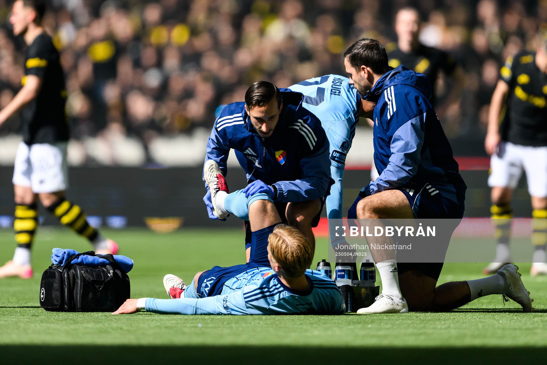 Djurgårdens Theo Bergvall får vård under fotbollsmatchen i Allsvenskan mellan Djurgården och AIK den 4 maj 2025 i Stockholm. 
