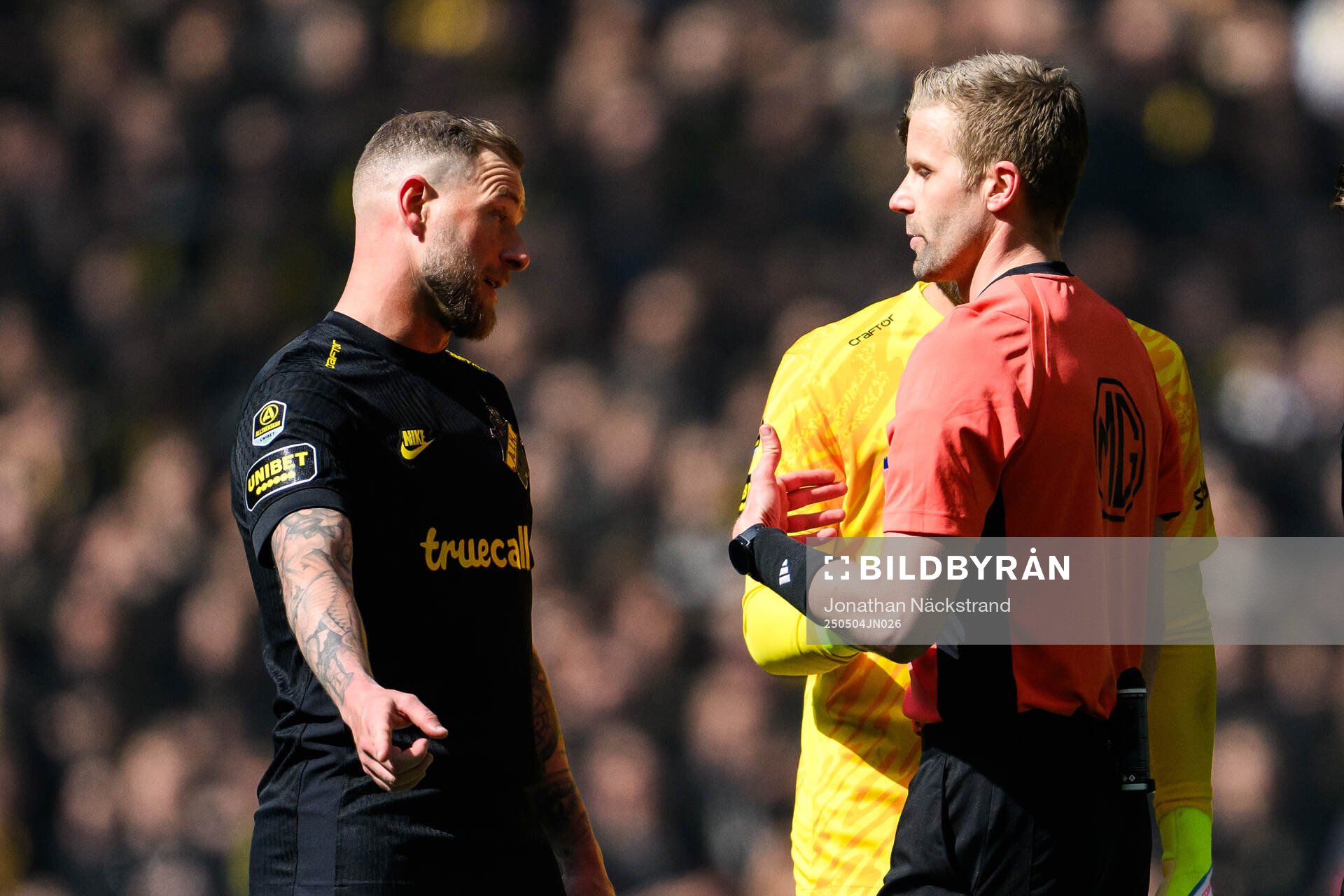 AIKs John Guidetti och Domare Glenn Nyberg under fotbollsmatchen i Allsvenskan mellan Djurgården och AIK den 4 maj 2025 i Stockholm. 