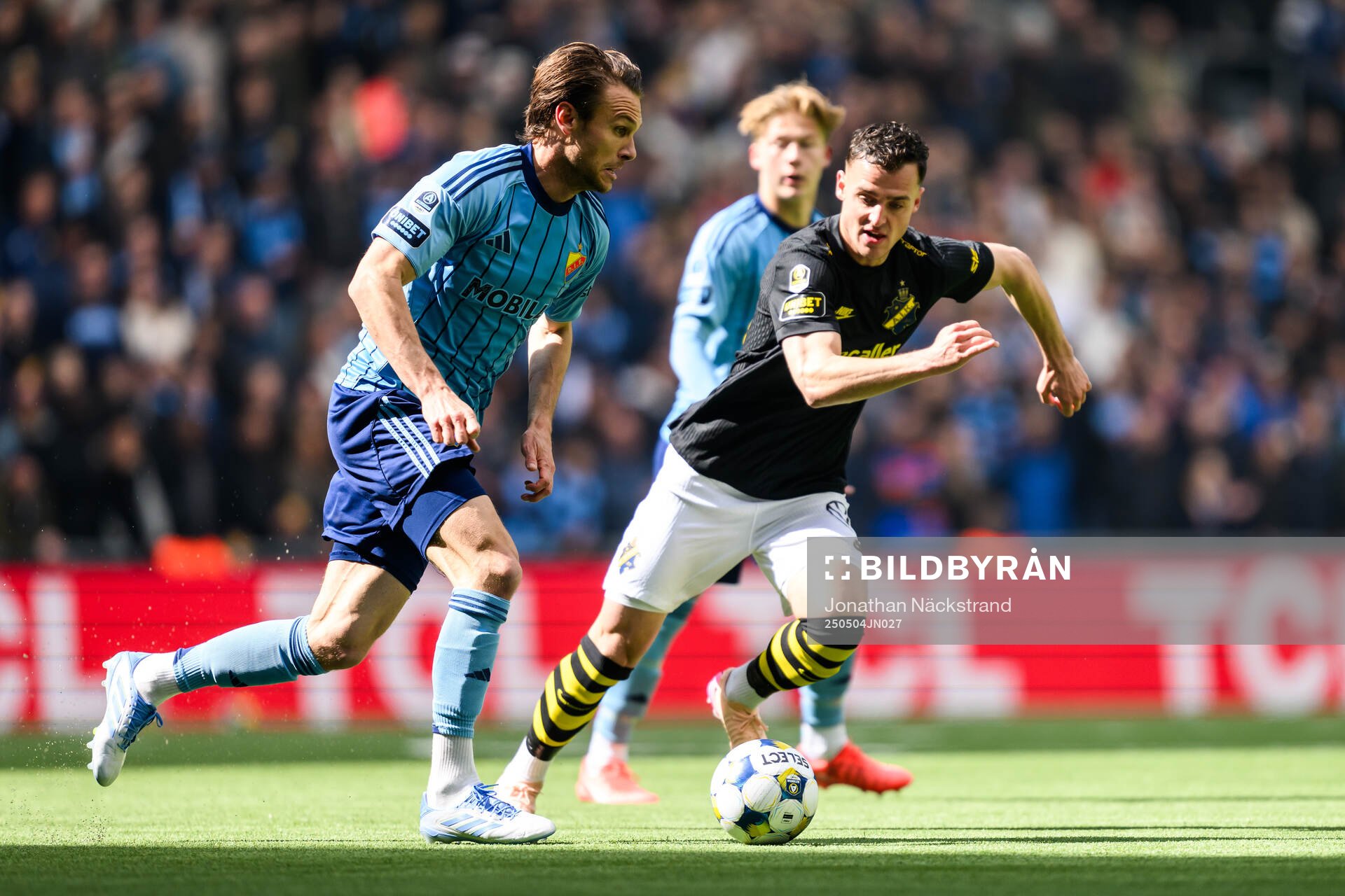 Djurgårdens Albin Ekdal och AIKs Áron Csongvai under fotbollsmatchen i Allsvenskan mellan Djurgården och AIK den 4 maj 2025 i Stockholm.