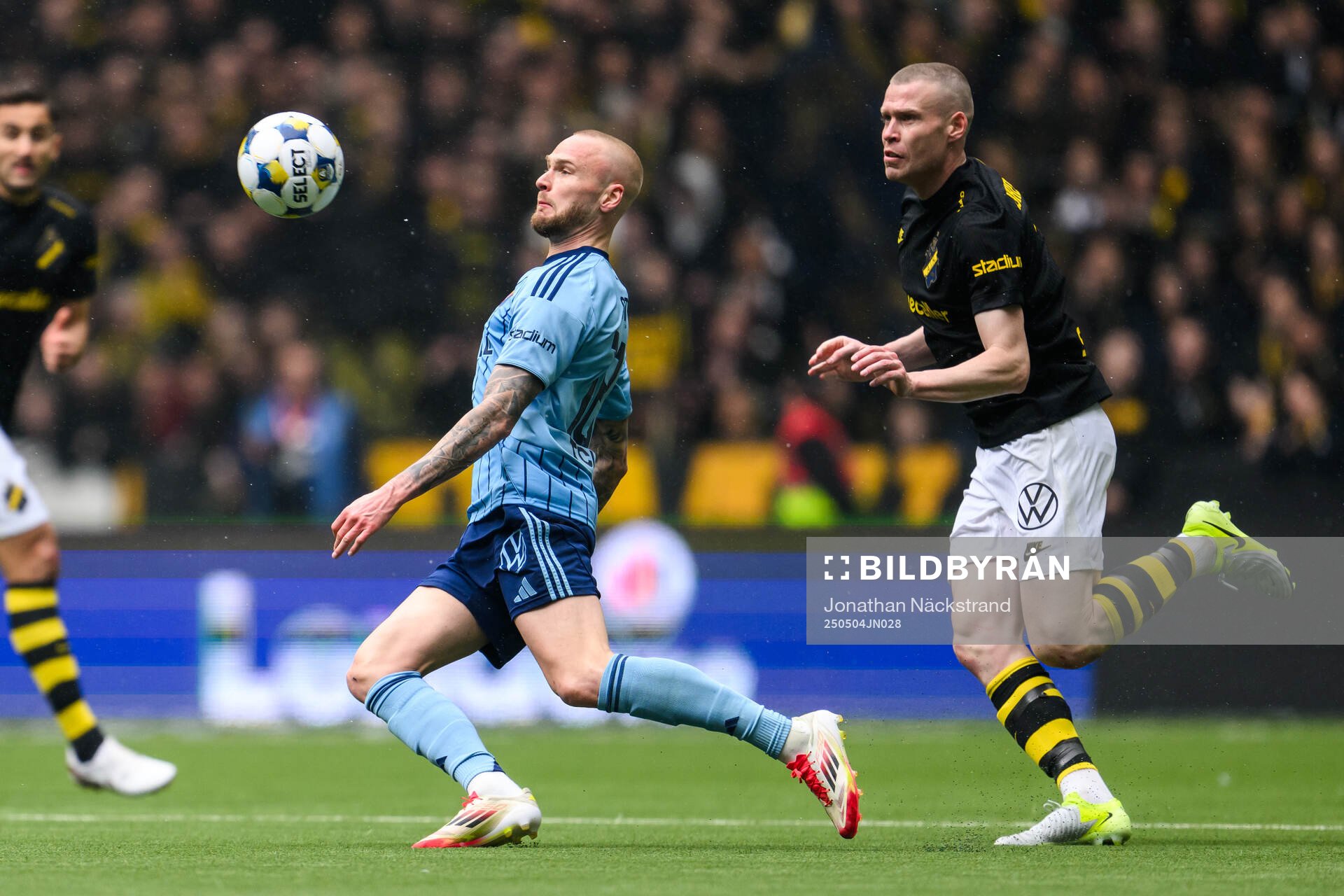 Djurgårdens Adam Ståhl och AIKs Thomas Poppler Isherwood under fotbollsmatchen i Allsvenskan mellan Djurgården och AIK den 4 maj 2025 i Stockholm.