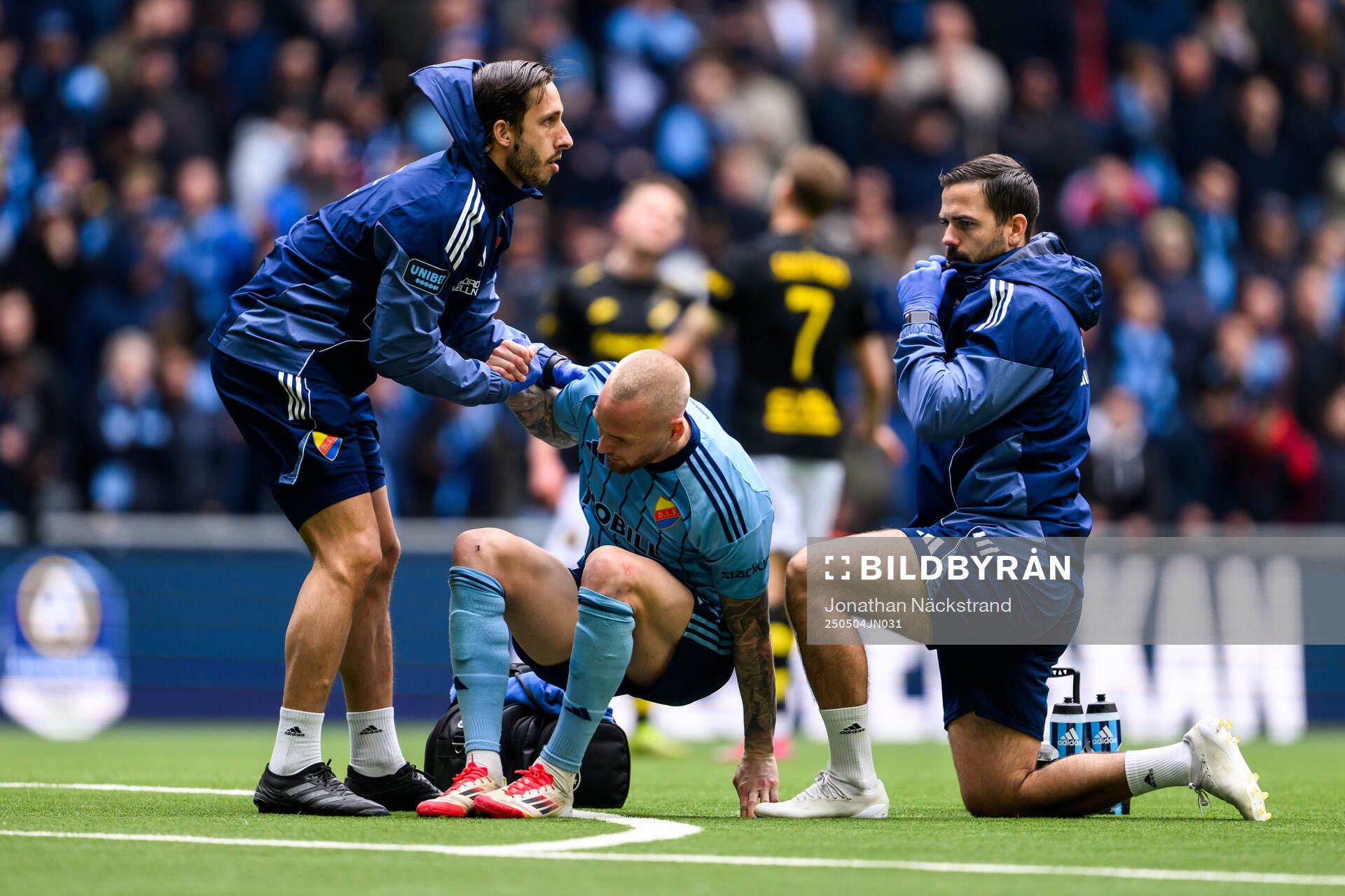 Djurgårdens Adam Ståhl får vård under fotbollsmatchen i Allsvenskan mellan Djurgården och AIK den 4 maj 2025 i Stockholm. 