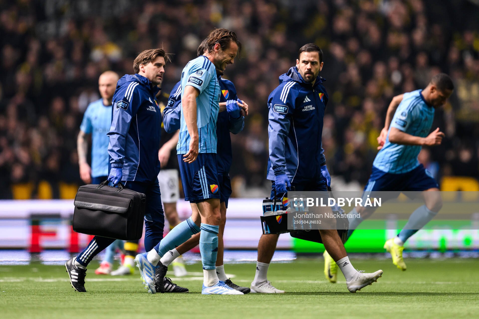 Djurgårdens Albin Ekdal med skada under fotbollsmatchen i Allsvenskan mellan Djurgården och AIK den 4 maj 2025 i Stockholm. 
