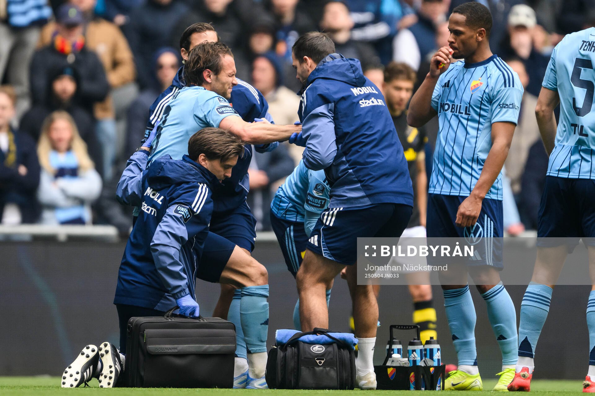 Djurgårdens Albin Ekdal med skada under fotbollsmatchen i Allsvenskan mellan Djurgården och AIK den 4 maj 2025 i Stockholm. 