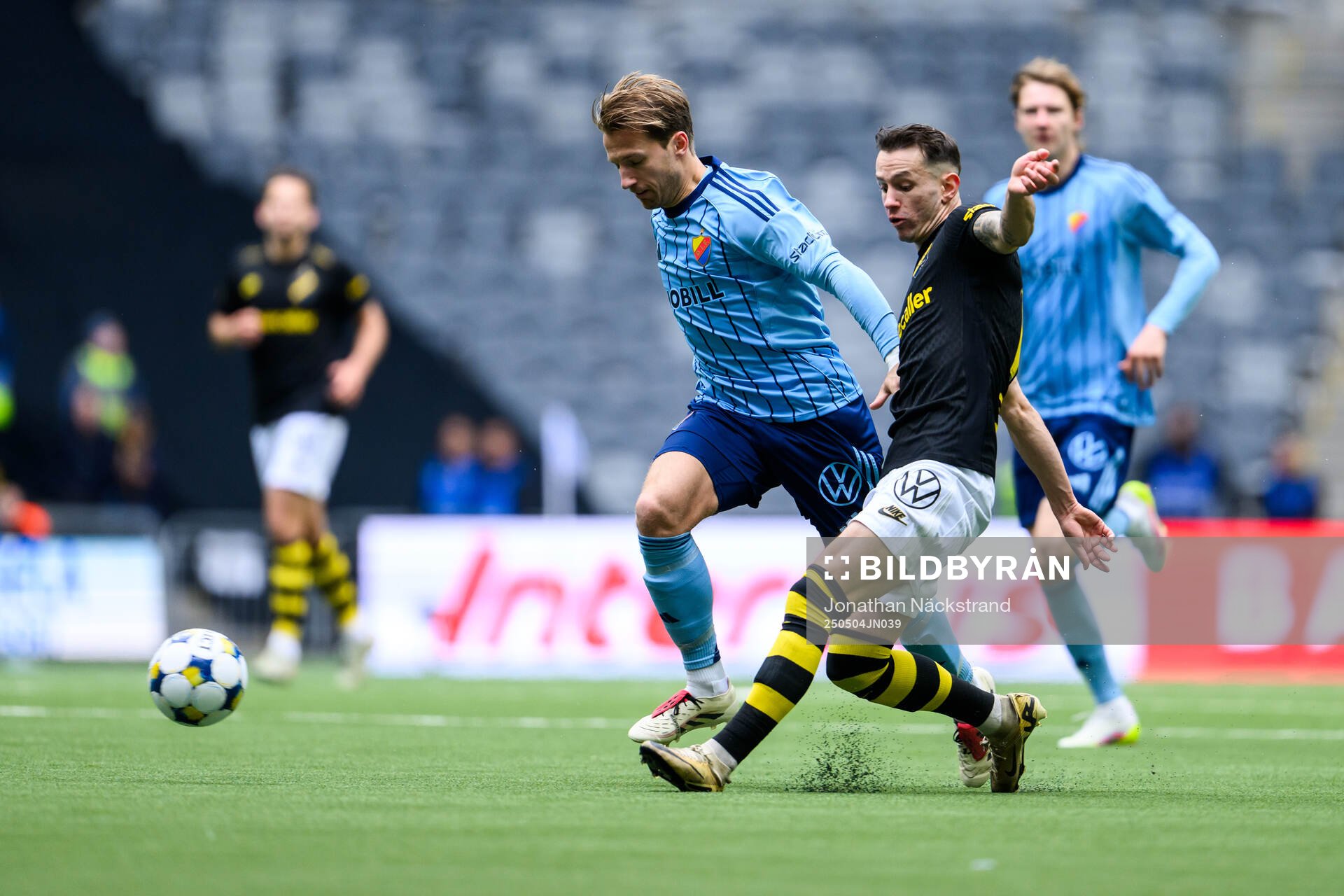 Djurgårdens Daniel Stensson och AIKs Bersant Celina under fotbollsmatchen i Allsvenskan mellan Djurgården och AIK den 4 maj 2025 i Stockholm.