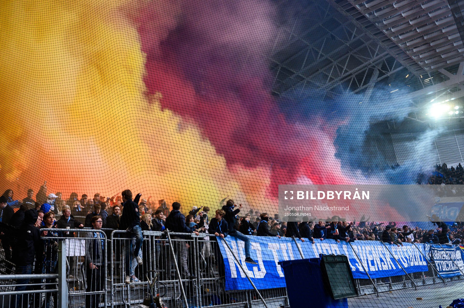 Djurgårdens supportrar med pyroteknik