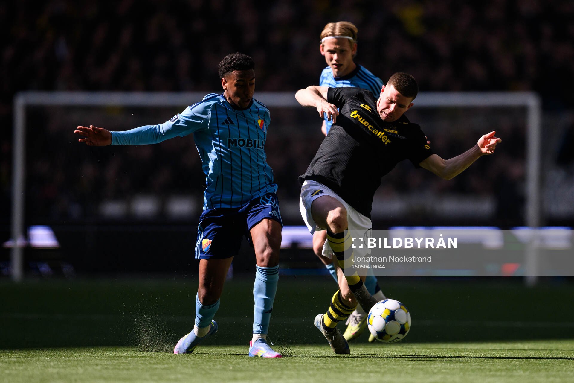 Djurgårdens Isak Alemayehu Mulugeta och AIKs Mads Døhr Thychosen under fotbollsmatchen i Allsvenskan mellan Djurgården och AIK den 4 maj 2025 i Stockholm.