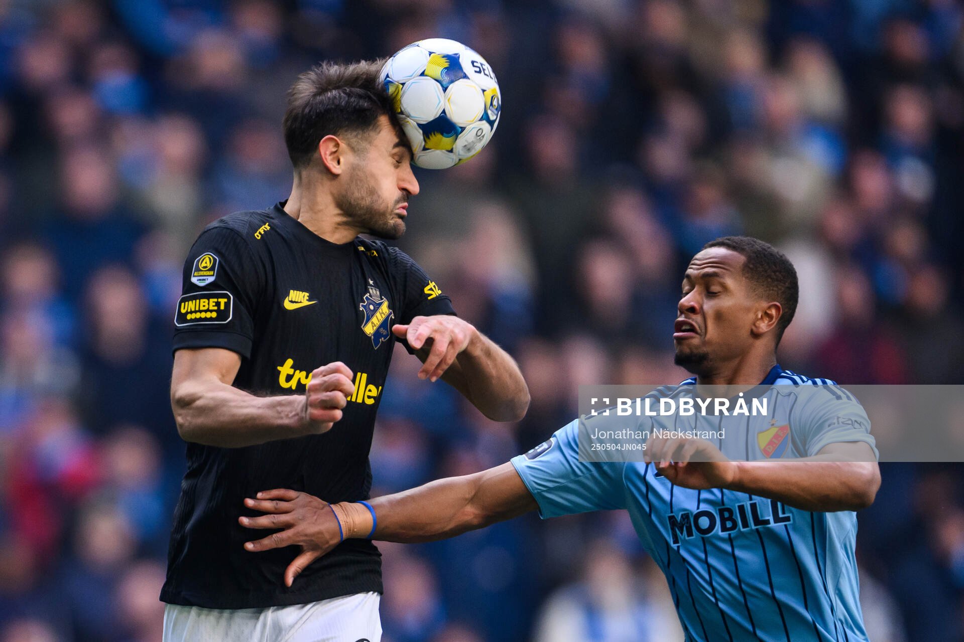AIKs Sotirios Papagiannopoulos och Djurgårdens Zakaria Sawo under fotbollsmatchen i Allsvenskan mellan Djurgården och AIK den 4 maj 2025 i Stockholm.