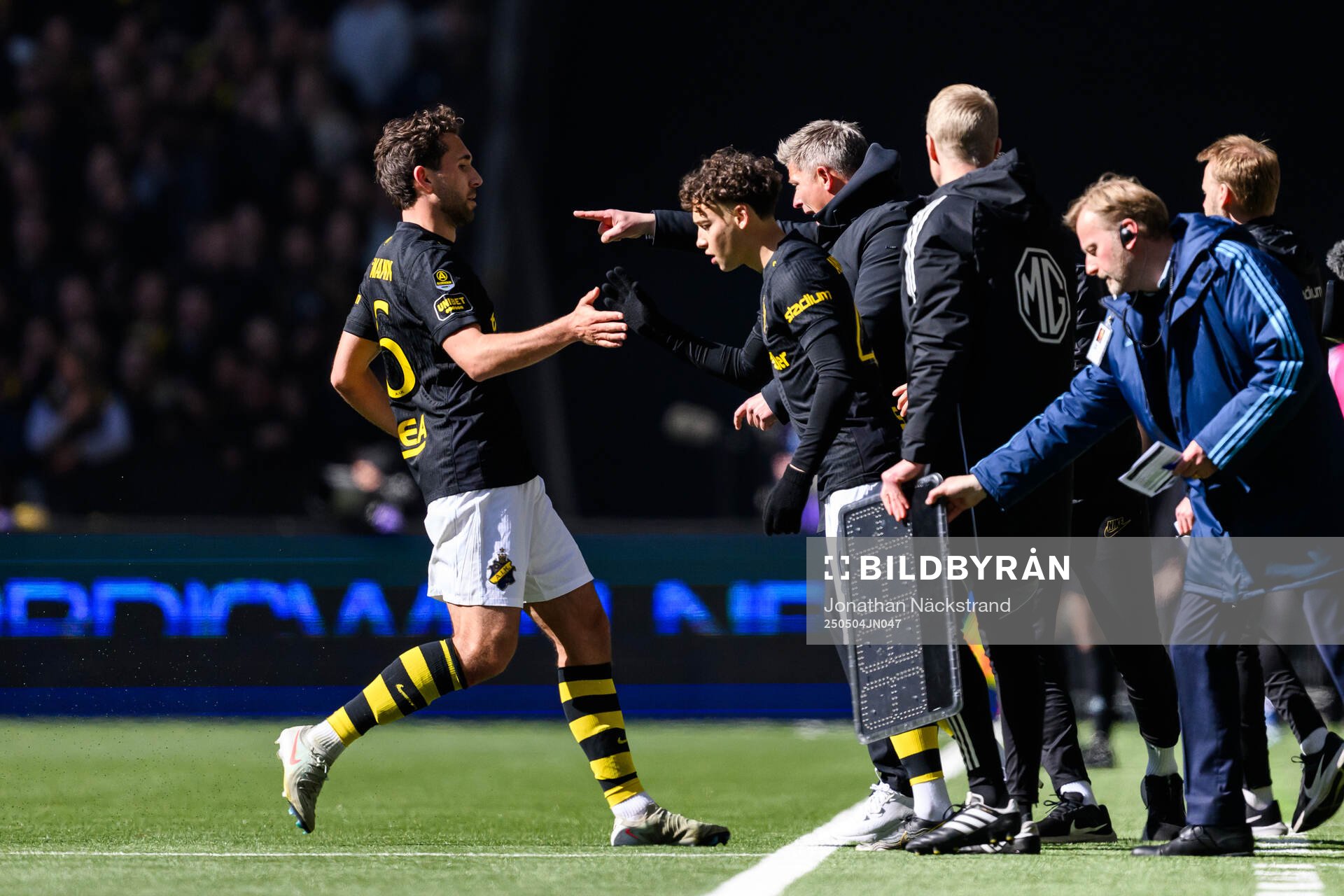 AIKs Benjamin Tiedemann Hansen byte med Victor Goncalves Andersson under fotbollsmatchen i Allsvenskan mellan Djurgården och AIK den 4 maj 2025 i Stockholm.