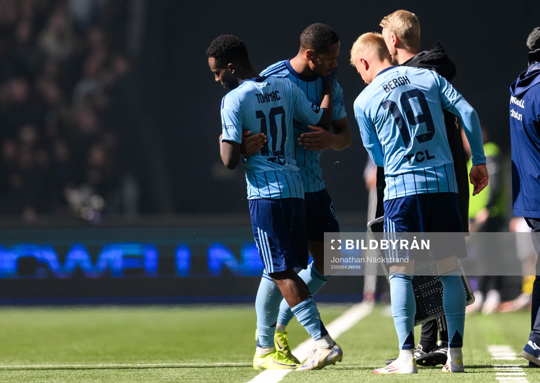 Djurgårdens Zakaria Sawo byter med Tokmac Nguen under fotbollsmatchen i Allsvenskan mellan Djurgården och AIK den 4 maj 2025 i Stockholm.