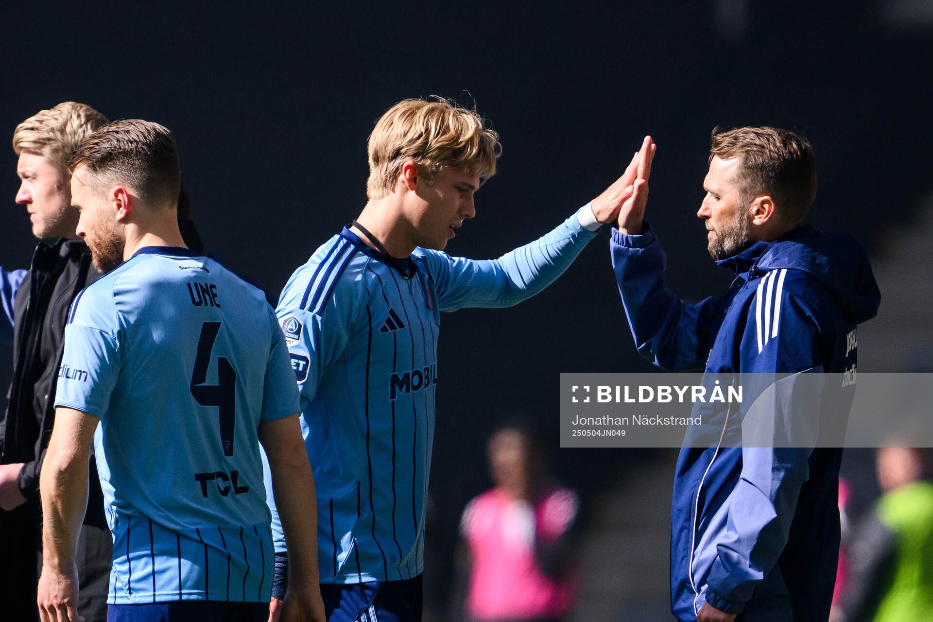 Djurgårdens Theo Bergvall och tränare Jani Honkavaara under fotbollsmatchen i Allsvenskan mellan Djurgården och AIK den 4 maj 2025 i Stockholm.