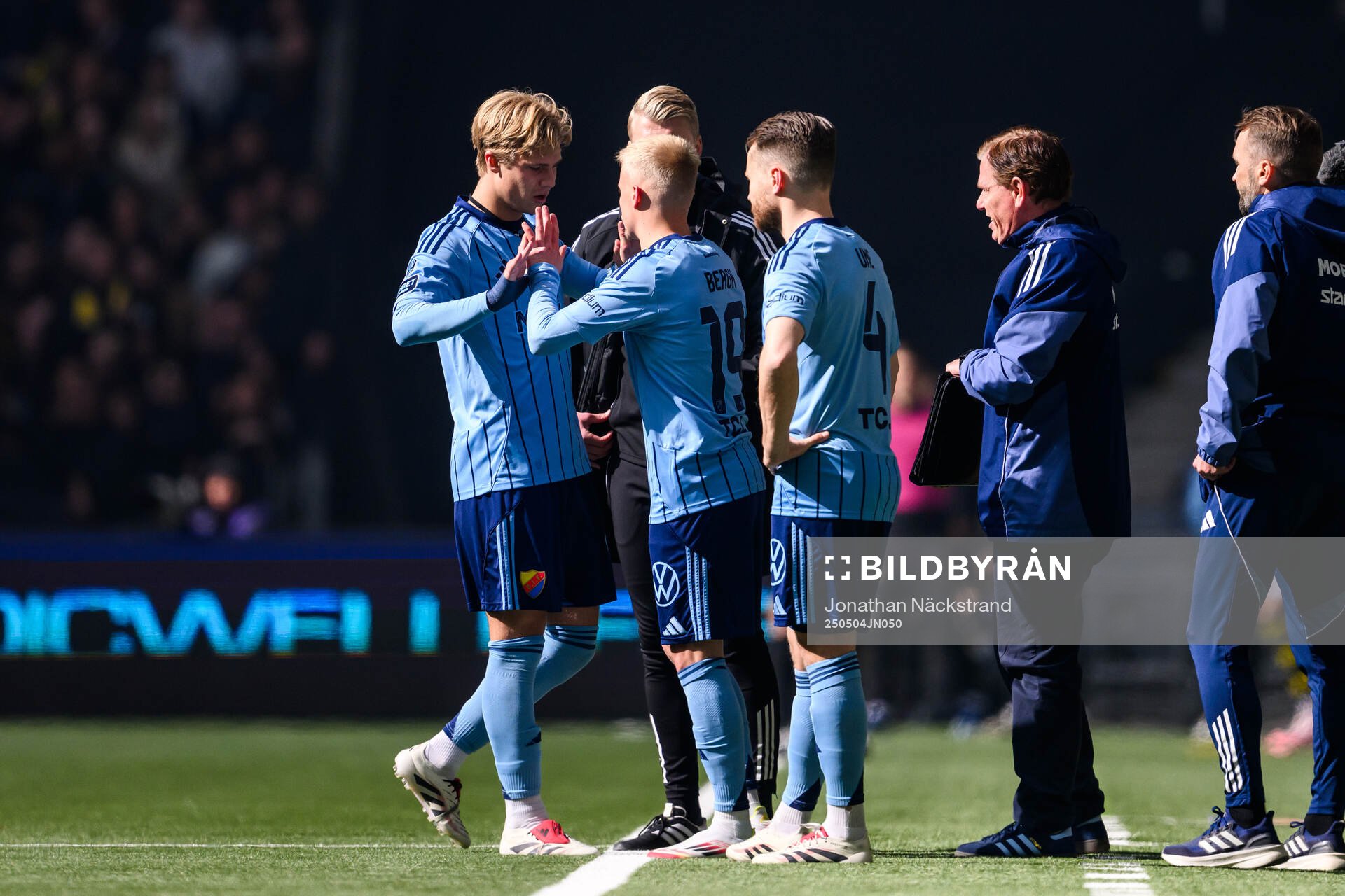 Djurgårdens Theo Bergvall byter med Viktor Bergh under fotbollsmatchen i Allsvenskan mellan Djurgården och AIK den 4 maj 2025 i Stockholm.