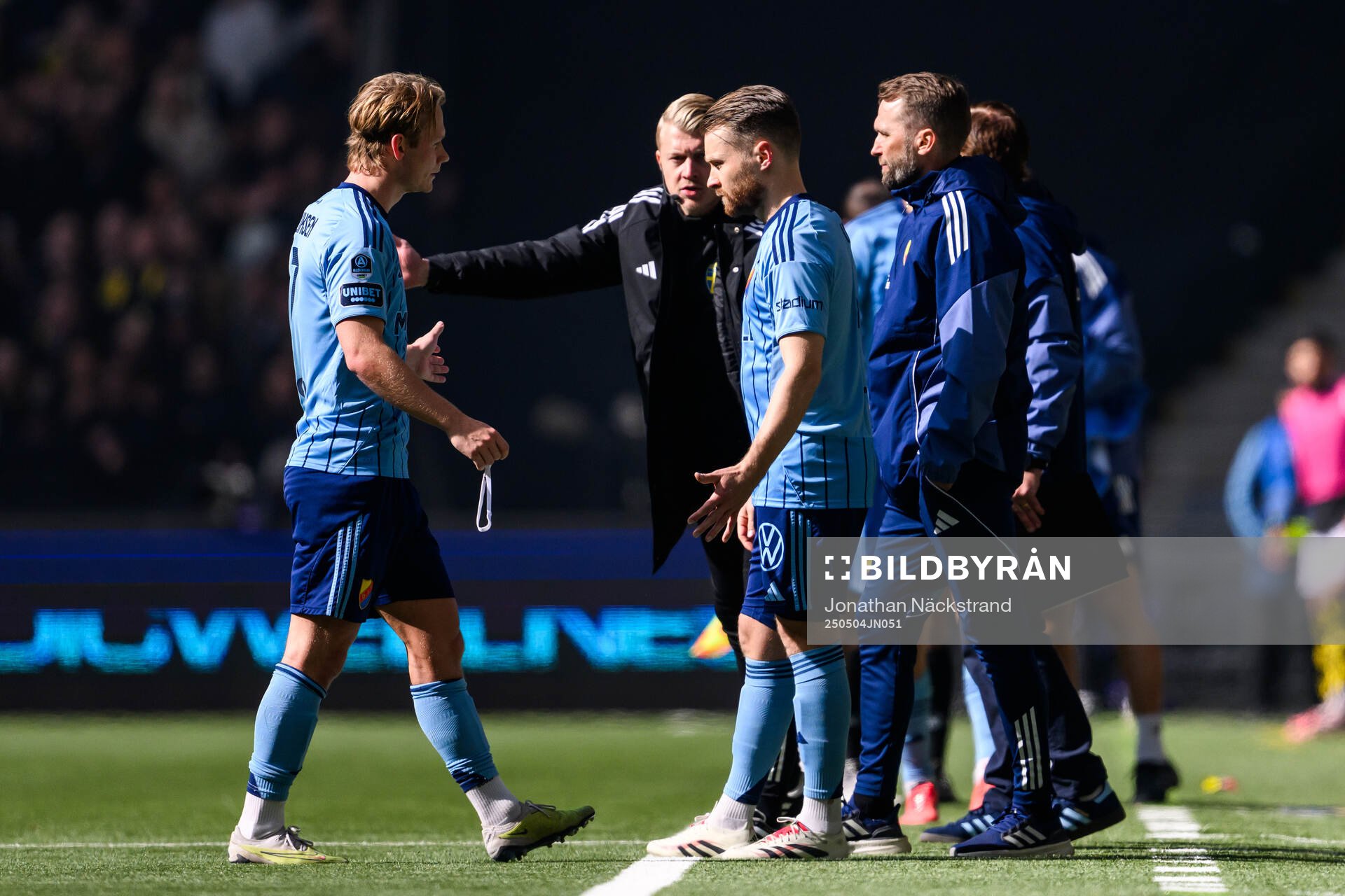 Djurgårdens Tobias Gulliksen byter med Jacob Une under fotbollsmatchen i Allsvenskan mellan Djurgården och AIK den 4 maj 2025 i Stockholm.