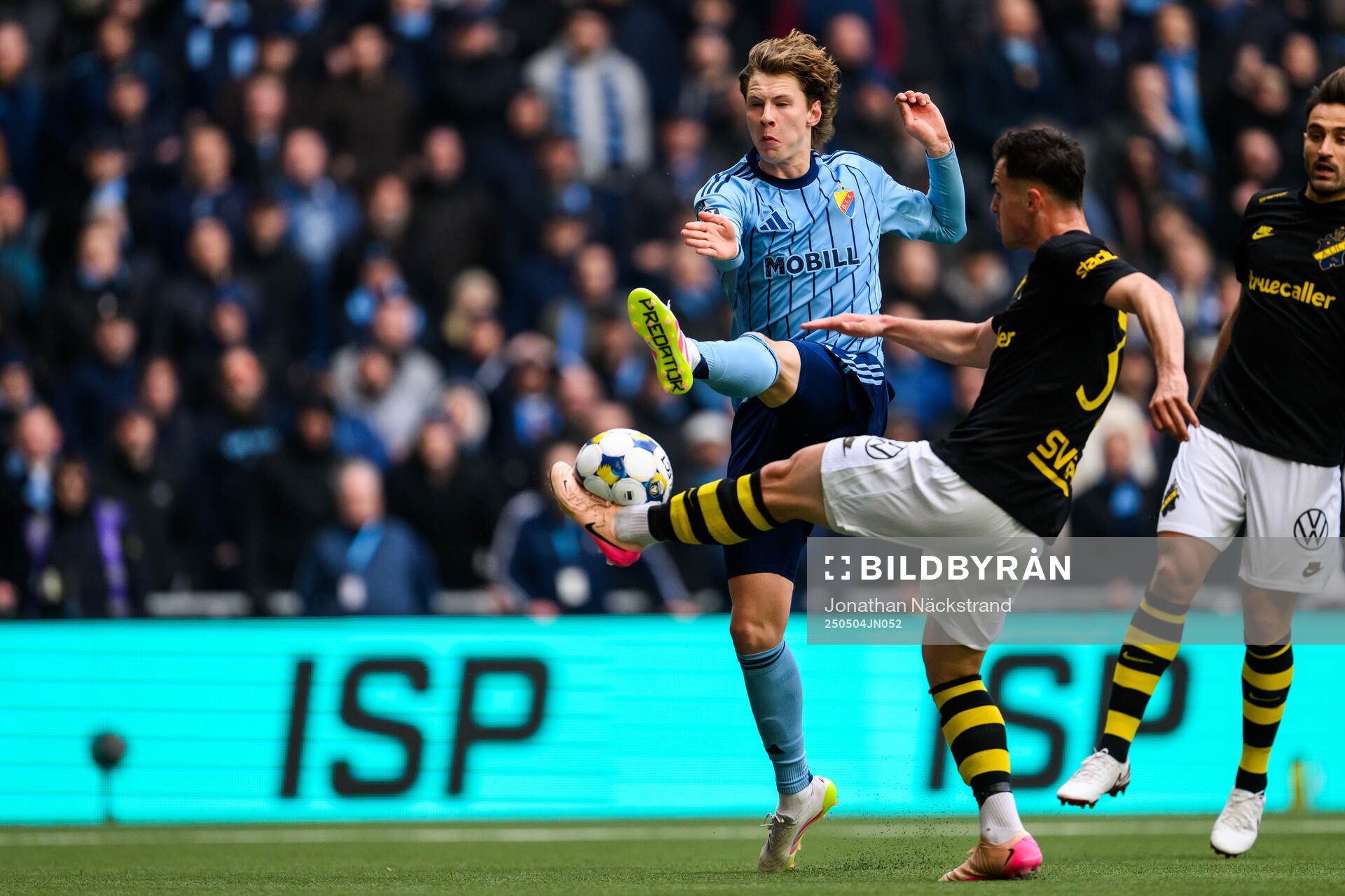 Djurgårdens August Priske Flyger och AIKs Áron Csongvai under fotbollsmatchen i Allsvenskan mellan Djurgården och AIK den 4 maj 2025 i Stockholm.