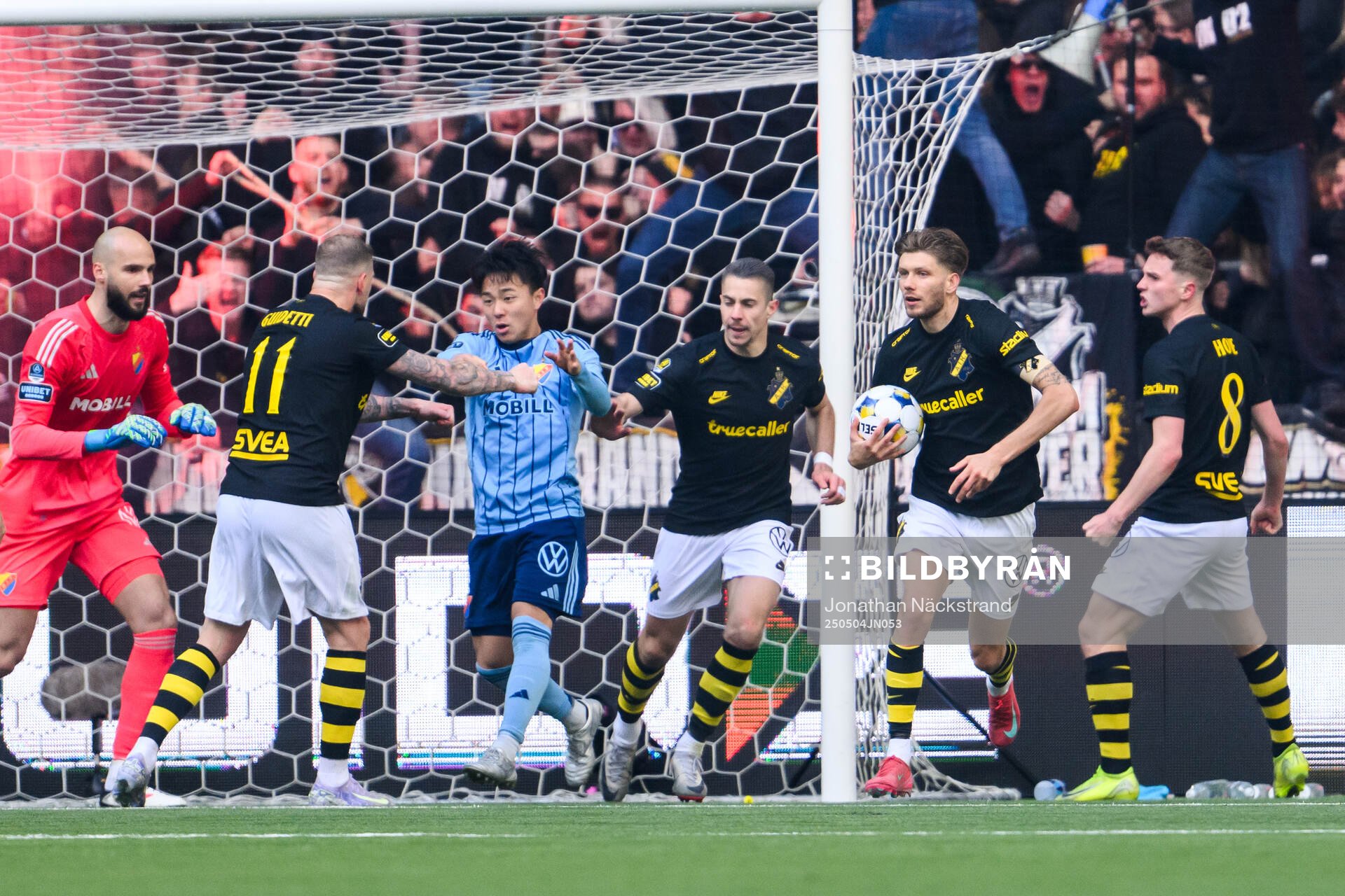 AIKs Anton Salétros jublar efter 1-1 under fotbollsmatchen i Allsvenskan mellan Djurgården och AIK den 4 maj 2025 i Stockholm. 