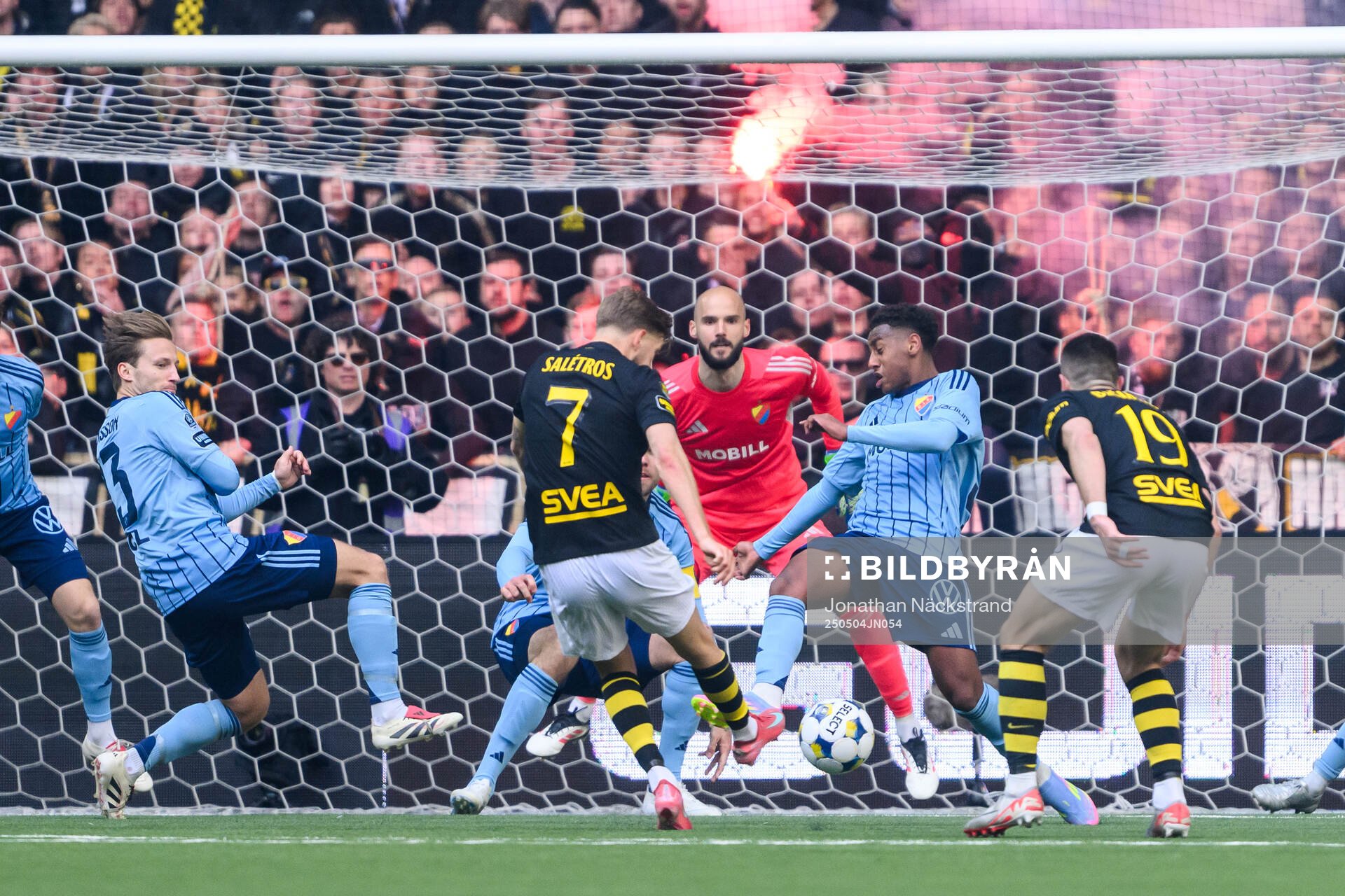AIKs Anton Salétros gör 1-1 under fotbollsmatchen i Allsvenskan mellan Djurgården och AIK den 4 maj 2025 i Stockholm. 